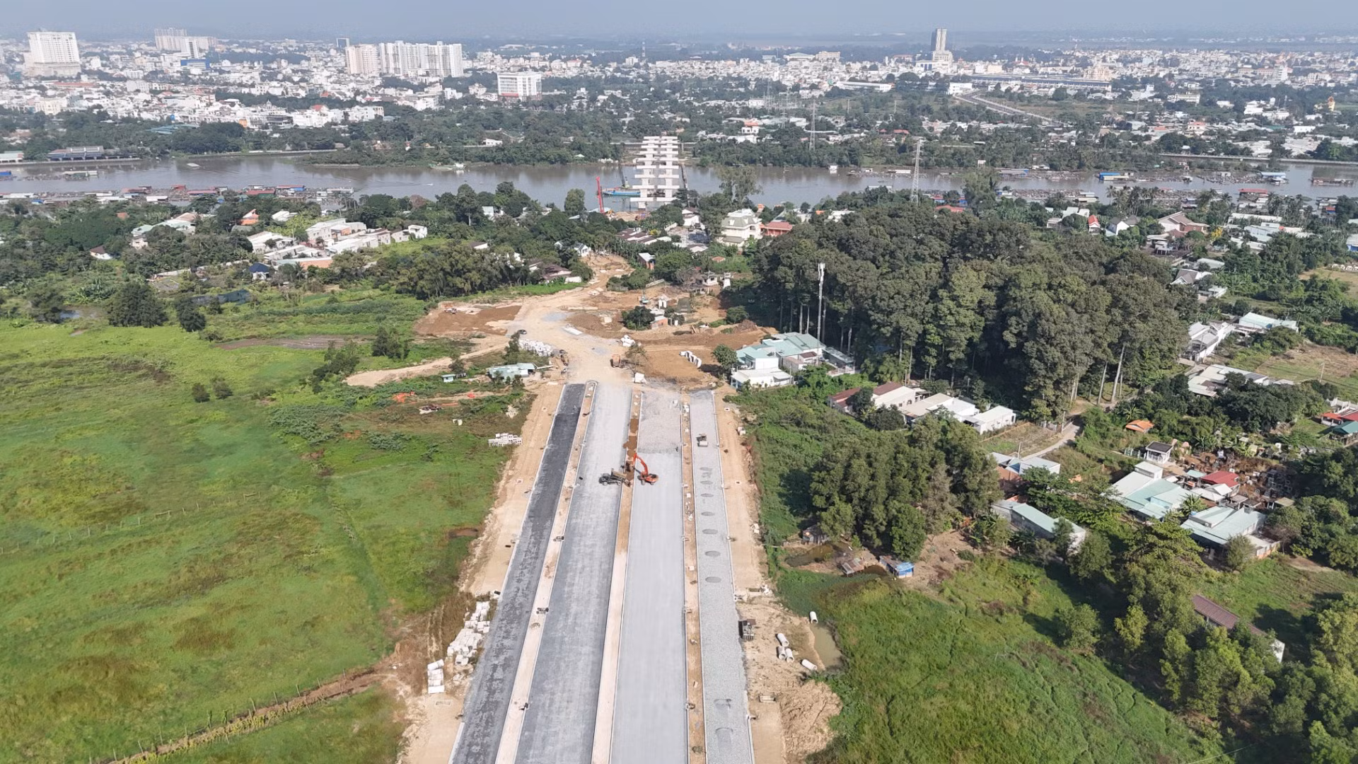 Chủ đầu tư dự án là Ban Quản lý dự án đầu tư xây dựng công trình giao thông tỉnh Đồng Nai đã đề nghị sớm bàn giao mặt bằng sạch để thực hiện công tác thi công xây dựng. Trong đó, ưu tiên các vị trí trong phạm vi thi công trụ T13, mố M2 của cầu Thống Nhất.