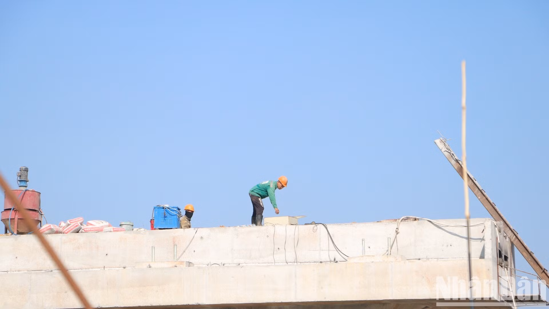 Công nhân đang thi công hạng mục trụ cầu Thống Nhất.