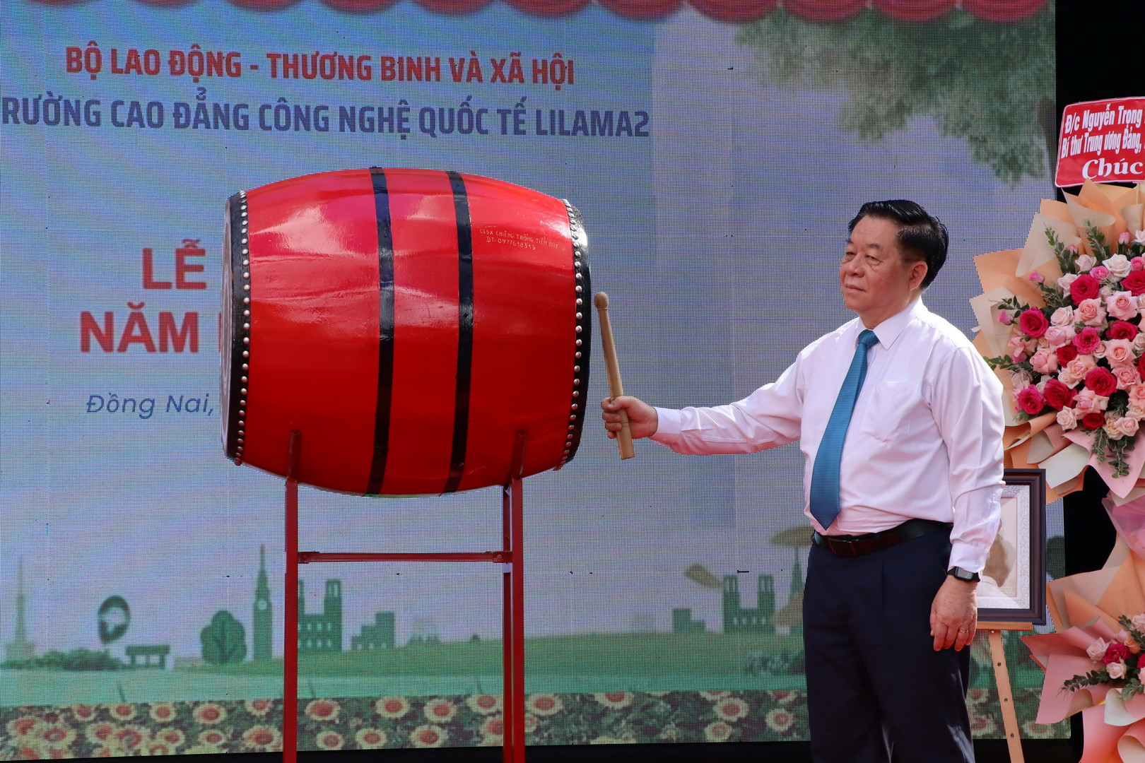 Đồng chí Nguyễn Trọng Nghĩa đánh trống khai giảng năm học mới tại Trường cao đẳng quốc tế Lilama 2.