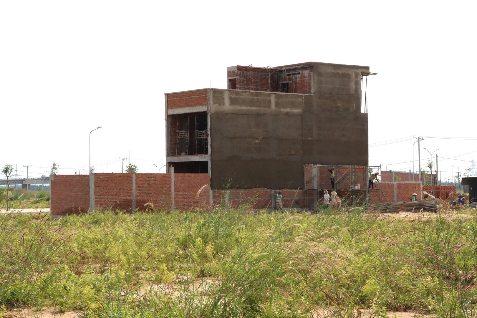 Một ngôi nhà của người dân 3 tầng đang dần hoàn thiện,.