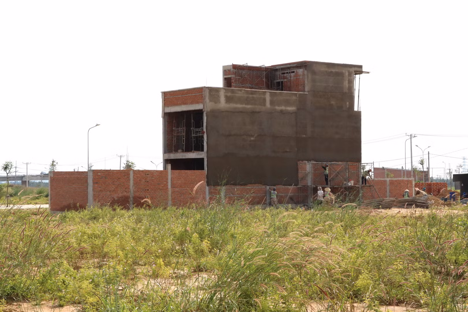 Một ngôi nhà của người dân 3 tầng đang dần hoàn thiện,.