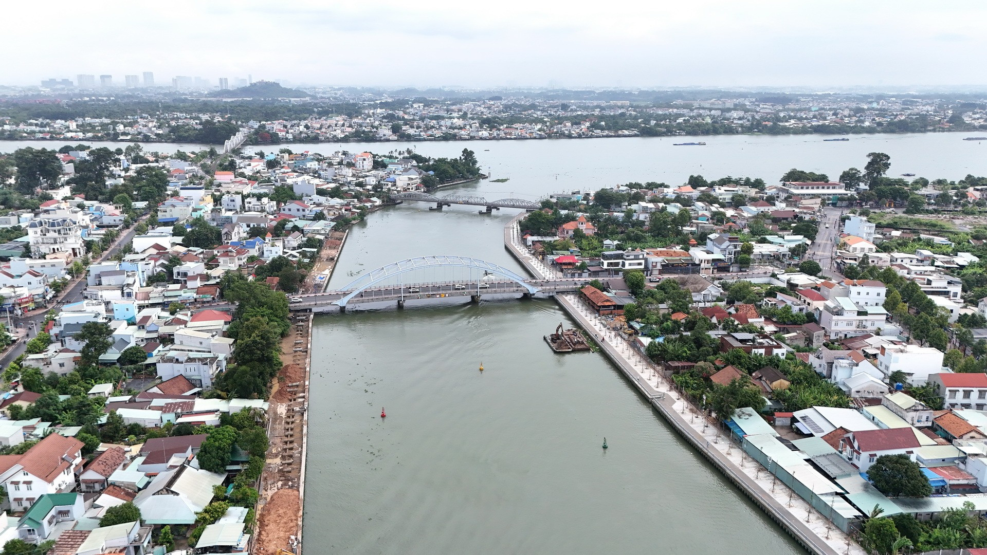 Bờ kè gia cố được đầu tư xây dựng để mở ra không gian phát triển hướng sông Đồng Nai cho đô thị Biên Hòa.