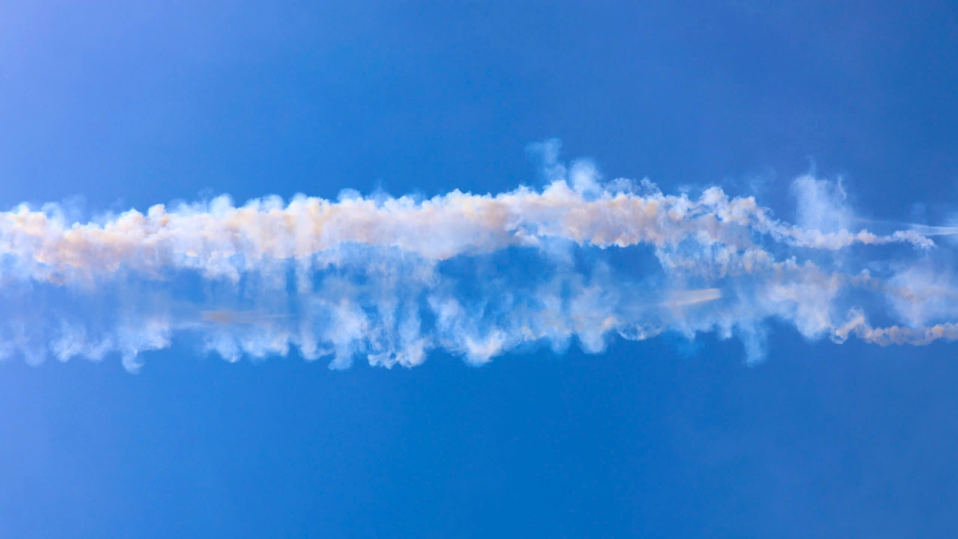 Bẫy nhiệt được thả từ phần đuôi máy bay tiêm kích Su30-MK2, tạo thành ba vệt khói lửa bừng sáng trên bầu trời. Đây là lần đầu tiên tiêm kích Su30-MK2 tập luyện nhào lộn thả bẫy nhiệt trên bầu trời để chuẩn bị cho màn trình diễn vào Đại lễ 30/4.