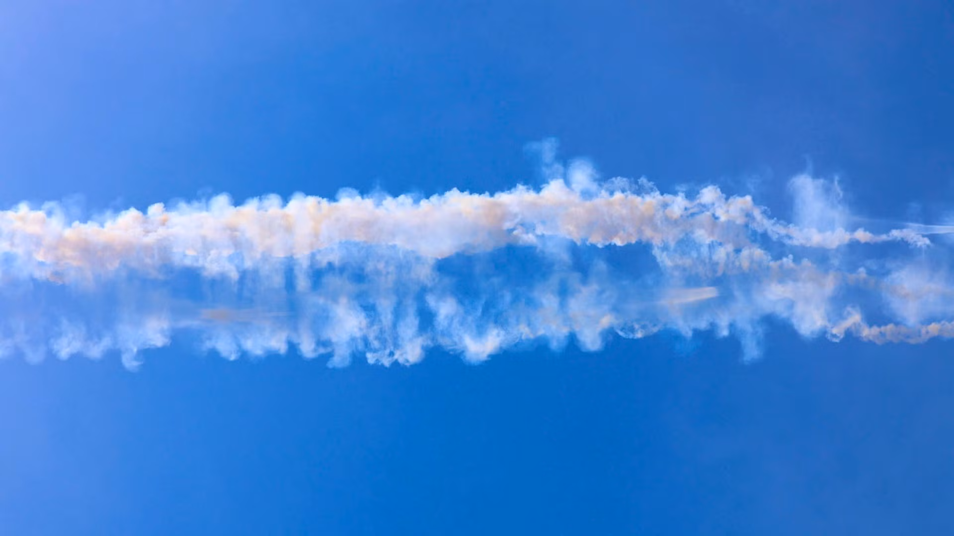 Bẫy nhiệt được thả từ phần đuôi máy bay tiêm kích Su30-MK2, tạo thành ba vệt khói lửa bừng sáng trên bầu trời. Đây là lần đầu tiên tiêm kích Su30-MK2 tập luyện nhào lộn thả bẫy nhiệt trên bầu trời để chuẩn bị cho màn trình diễn vào Đại lễ 30/4.