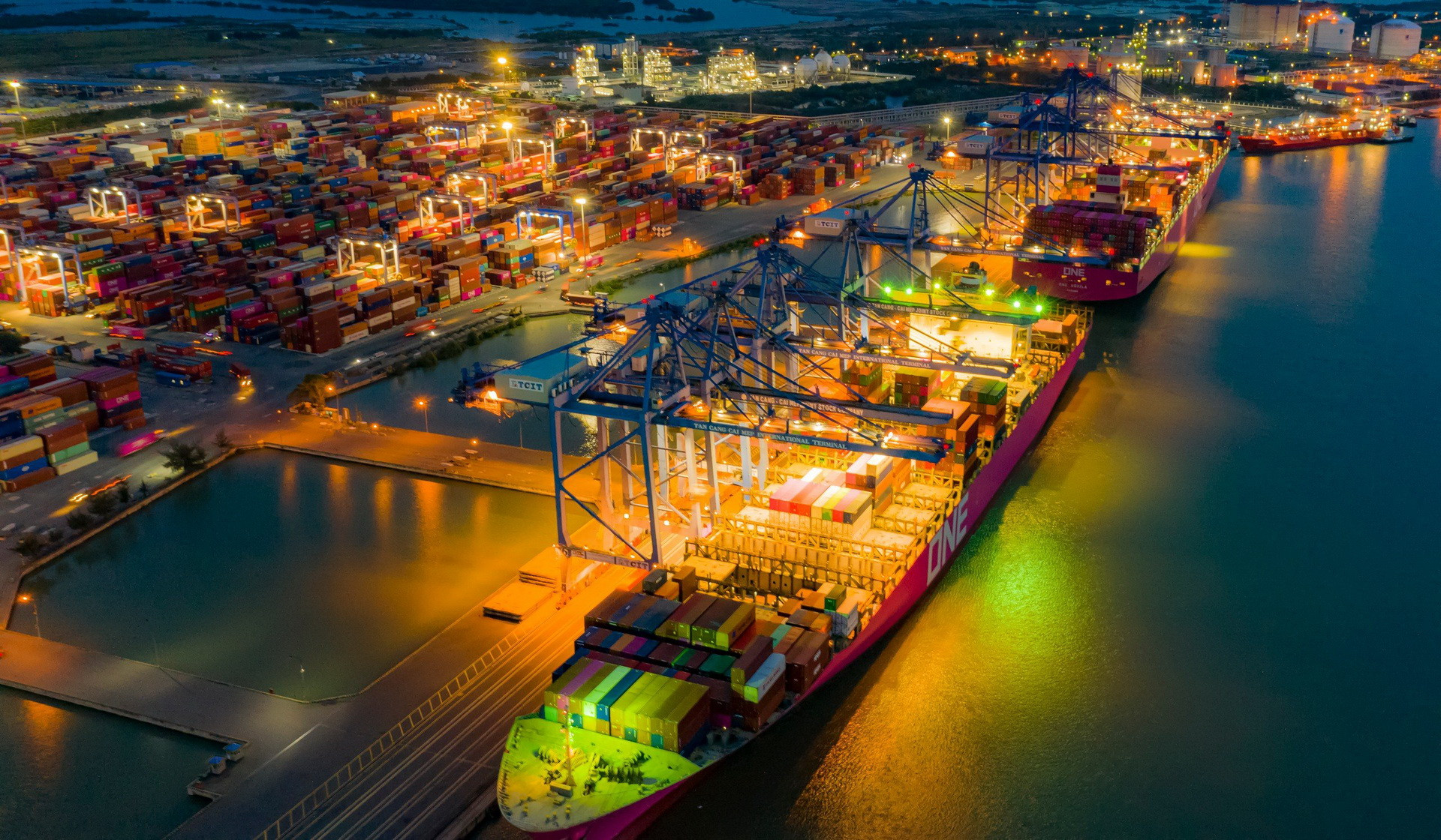 Trong những năm qua, Quy mô kinh tế (GDP) biển và vùng ven biển Việt Nam bình quân đạt khoảng 47-48% GDP cả nước, trong đó GDP của kinh tế thuần biển đạt khoảng 20-22% tổng GDP cả nước. Trong ảnh hoạt động xuất nhập khẩu tại cảng Phú Mỹ, tỉnh Bà Rịa-Vũng Tàu. Trong những năm qua, Quy mô kinh tế (GDP) biển và vùng ven biển Việt Nam bình quân đạt khoảng 47-48% GDP cả nước, trong đó GDP của kinh tế thuần biển đạt khoảng 20-22% tổng GDP cả nước. Trong ảnh hoạt động xuất nhập khẩu tại cảng Phú Mỹ, tỉnh Bà Rịa-Vũng Tàu.