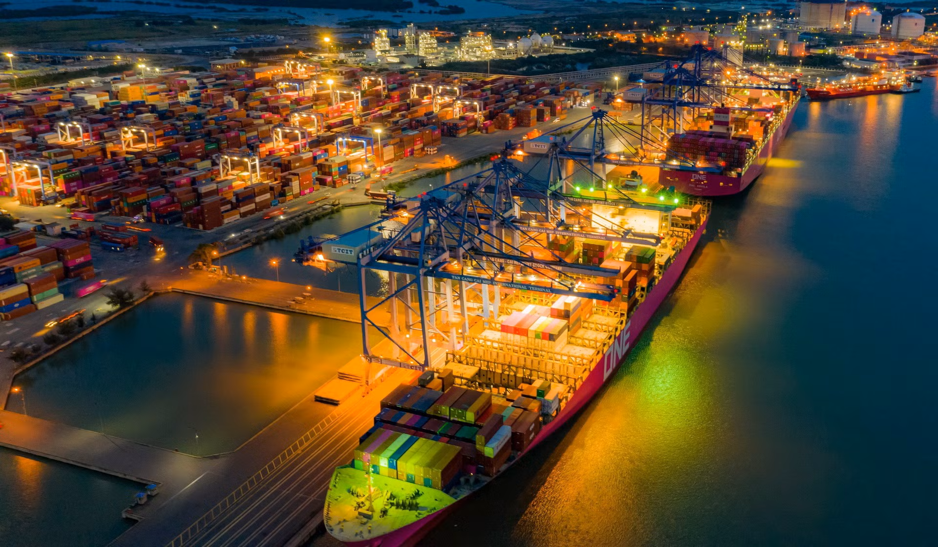 Trong những năm qua, Quy mô kinh tế (GDP) biển và vùng ven biển Việt Nam bình quân đạt khoảng 47-48% GDP cả nước, trong đó GDP của kinh tế thuần biển đạt khoảng 20-22% tổng GDP cả nước. Trong ảnh hoạt động xuất nhập khẩu tại cảng Phú Mỹ, tỉnh Bà Rịa-Vũng Tàu.