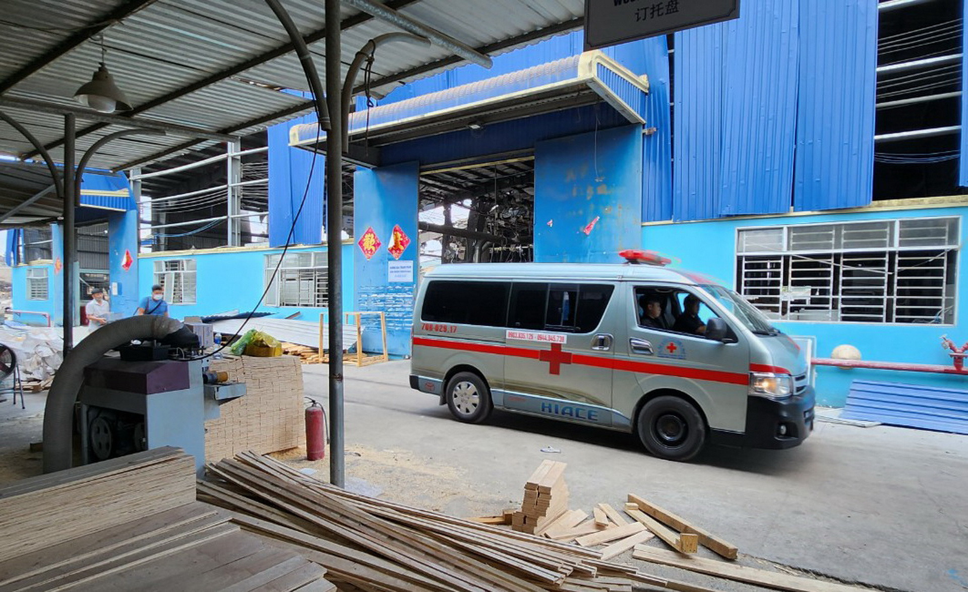 Một xe cứu thương từ khu vực nổ lò hơi ra bên ngoài.