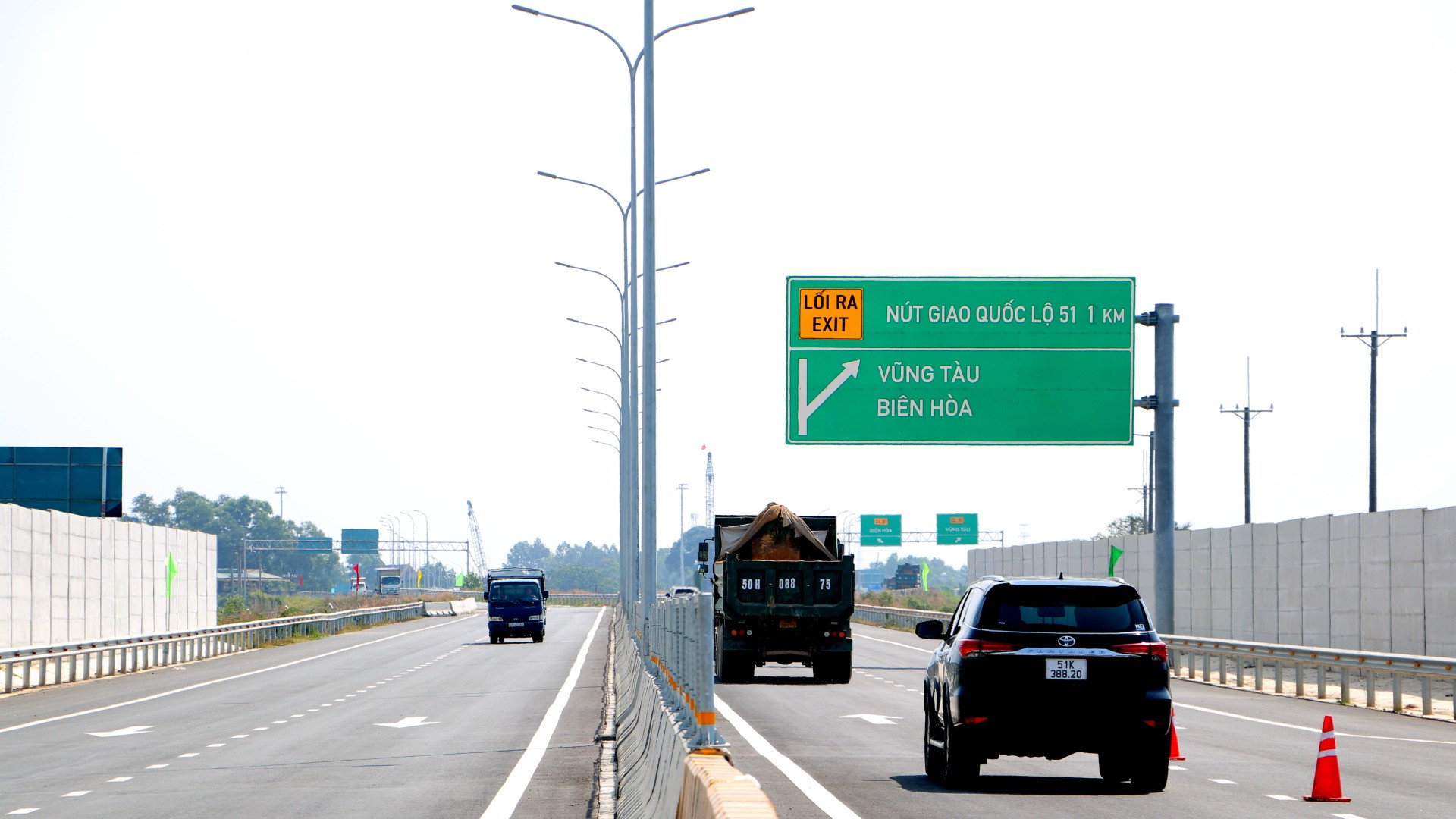 Thông xe nút giao với Quốc lộ 51, thuộc địa phận tỉnh Đồng Nai.