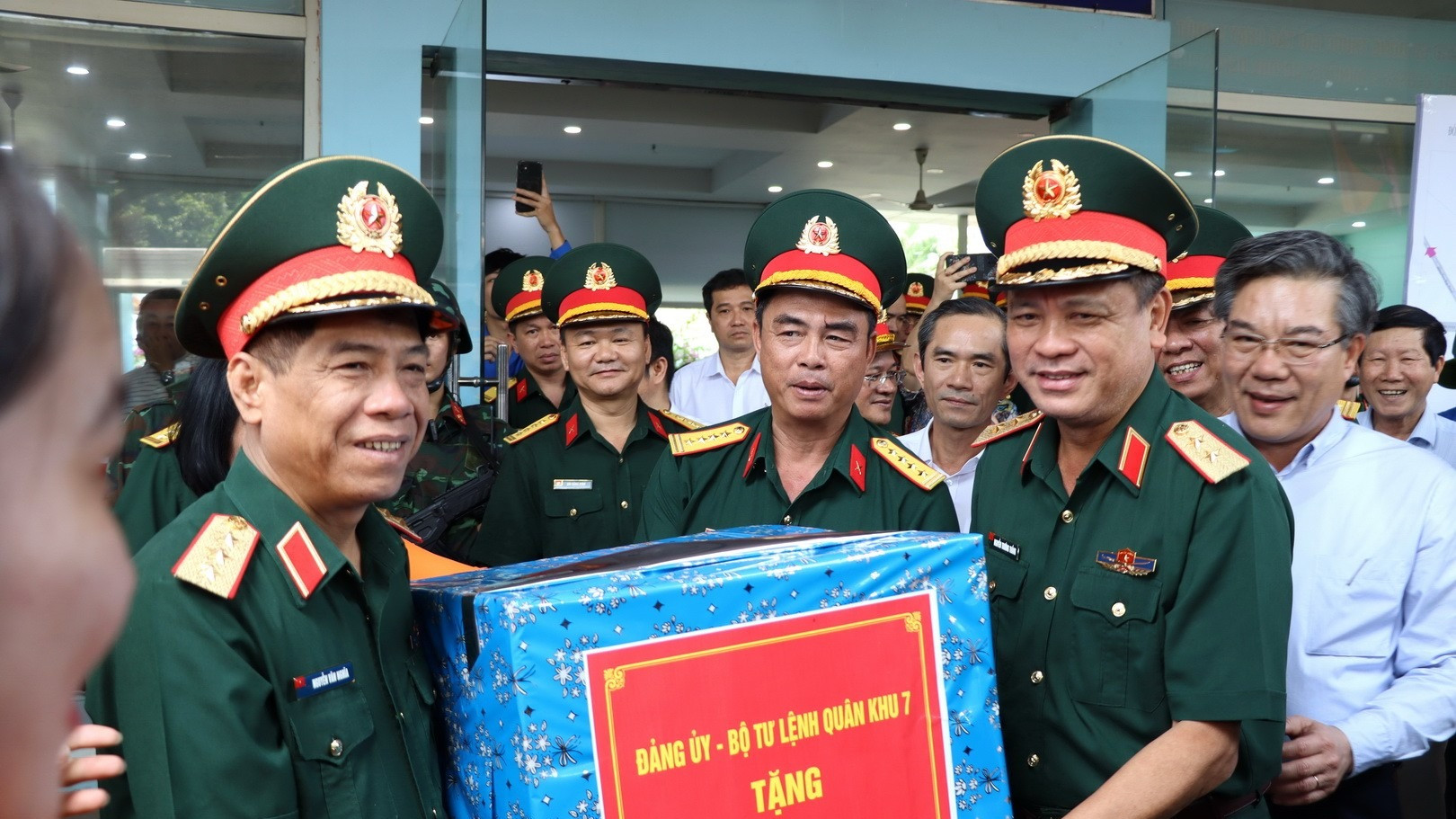 Trung tướng Nguyễn Trường Thắng, Ủy viên Trung ương Đảng, Tư lệnh Quân khu 7 tặng quà cho đại diện Đoàn lực lượng tham gia diễu binh, diễu hành.