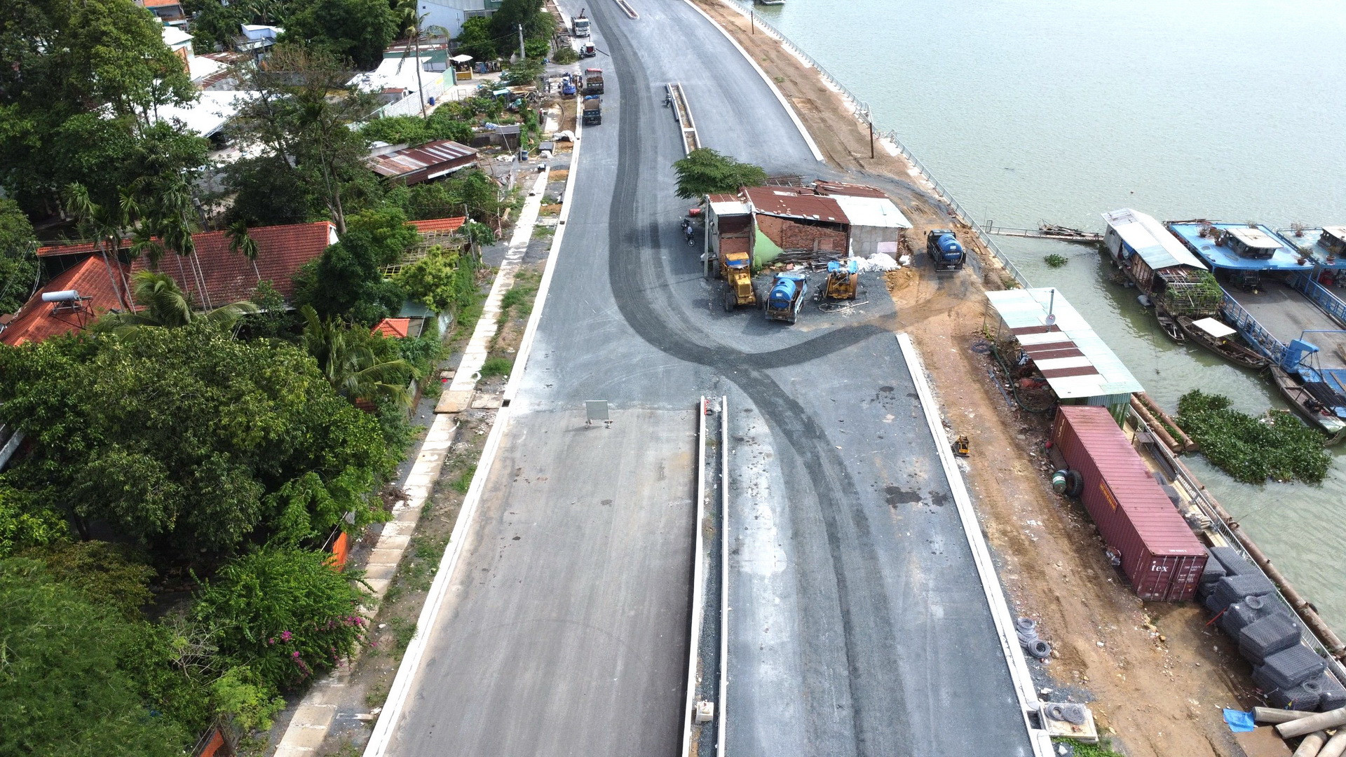 Hiện nay, còn 115 hộ dân và 1 tổ chức chưa bàn giao mặt bằng. Điều này, khiến thi công "da beo" do vướng mặt bằng. Hiện nay, còn 115 hộ dân và 1 tổ chức chưa bàn giao mặt bằng. Điều này, khiến thi công "da beo" do vướng mặt bằng.