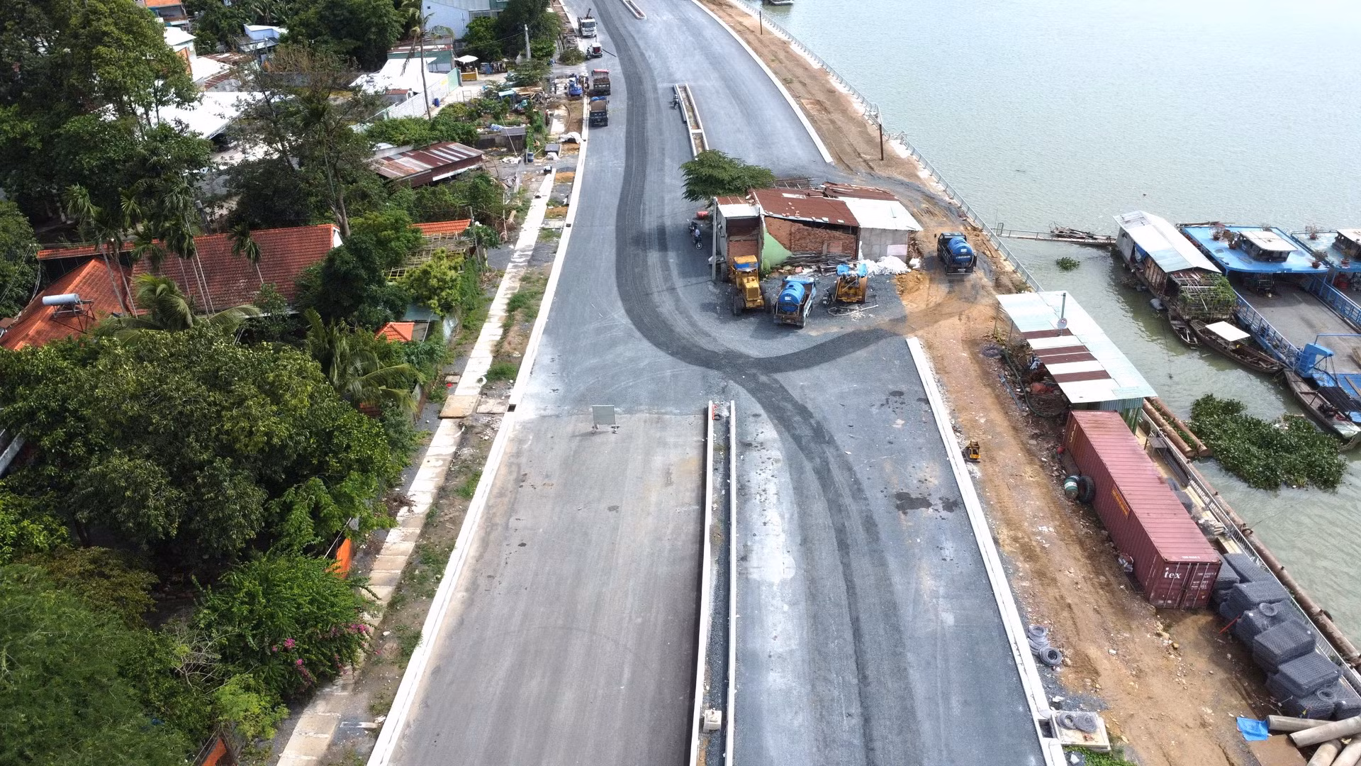 Hiện nay, còn 115 hộ dân và 1 tổ chức chưa bàn giao mặt bằng. Điều này, khiến thi công "da beo" do vướng mặt bằng.