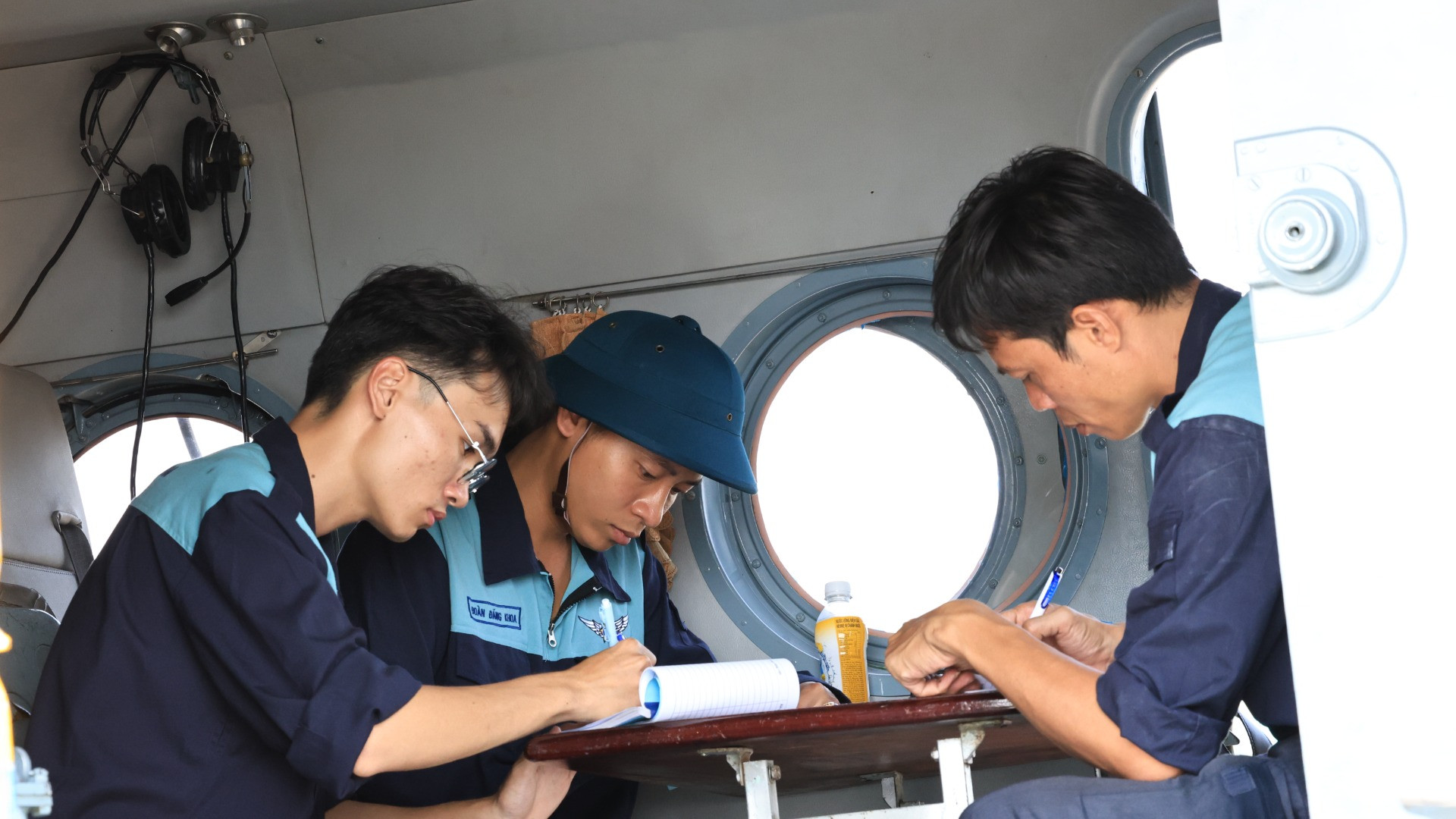 Đội ngũ kỹ thuật ghi chép các thông số.