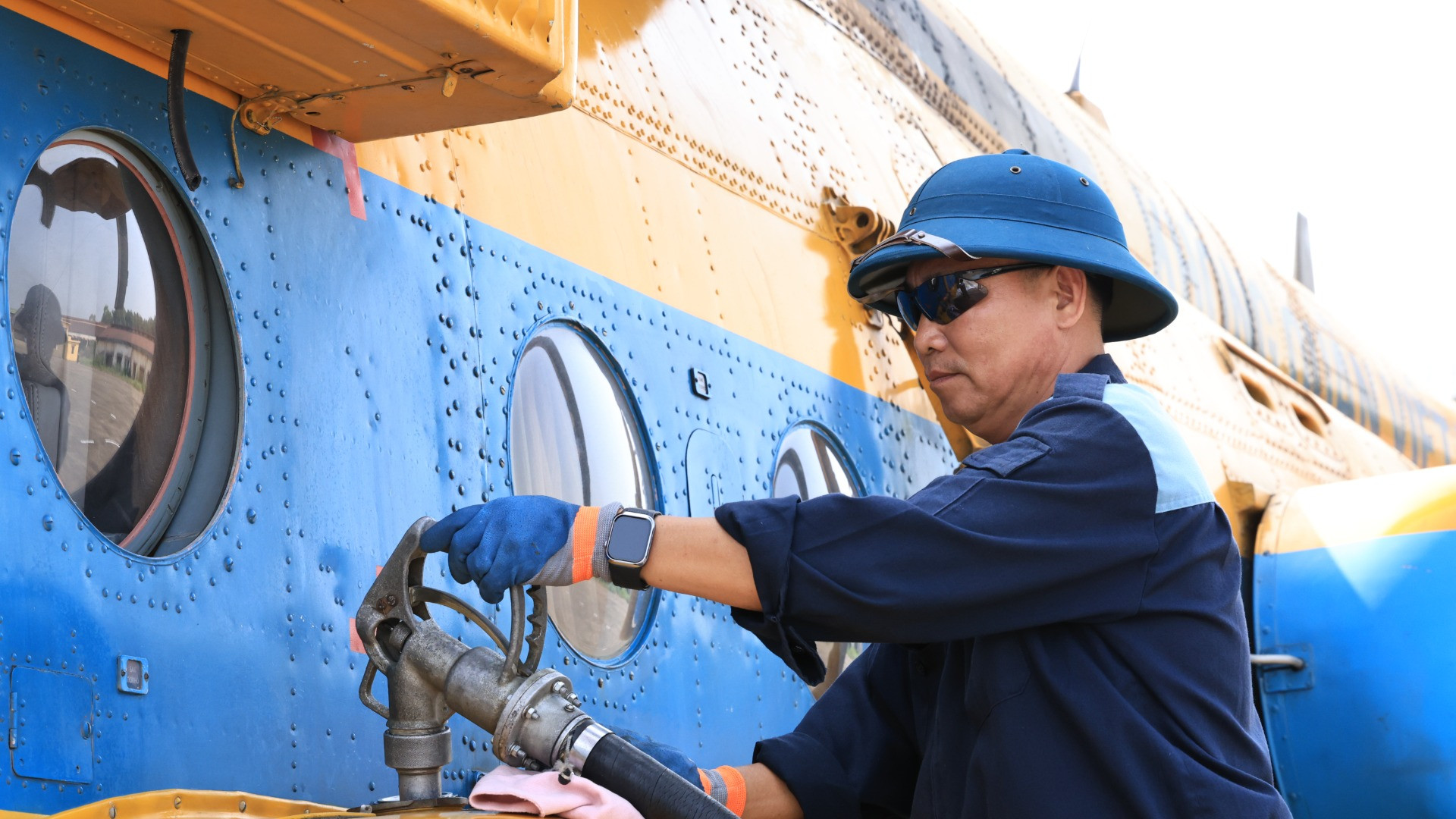 Bơm nhiên liệu cho máy bay trước khi huấn luyện.