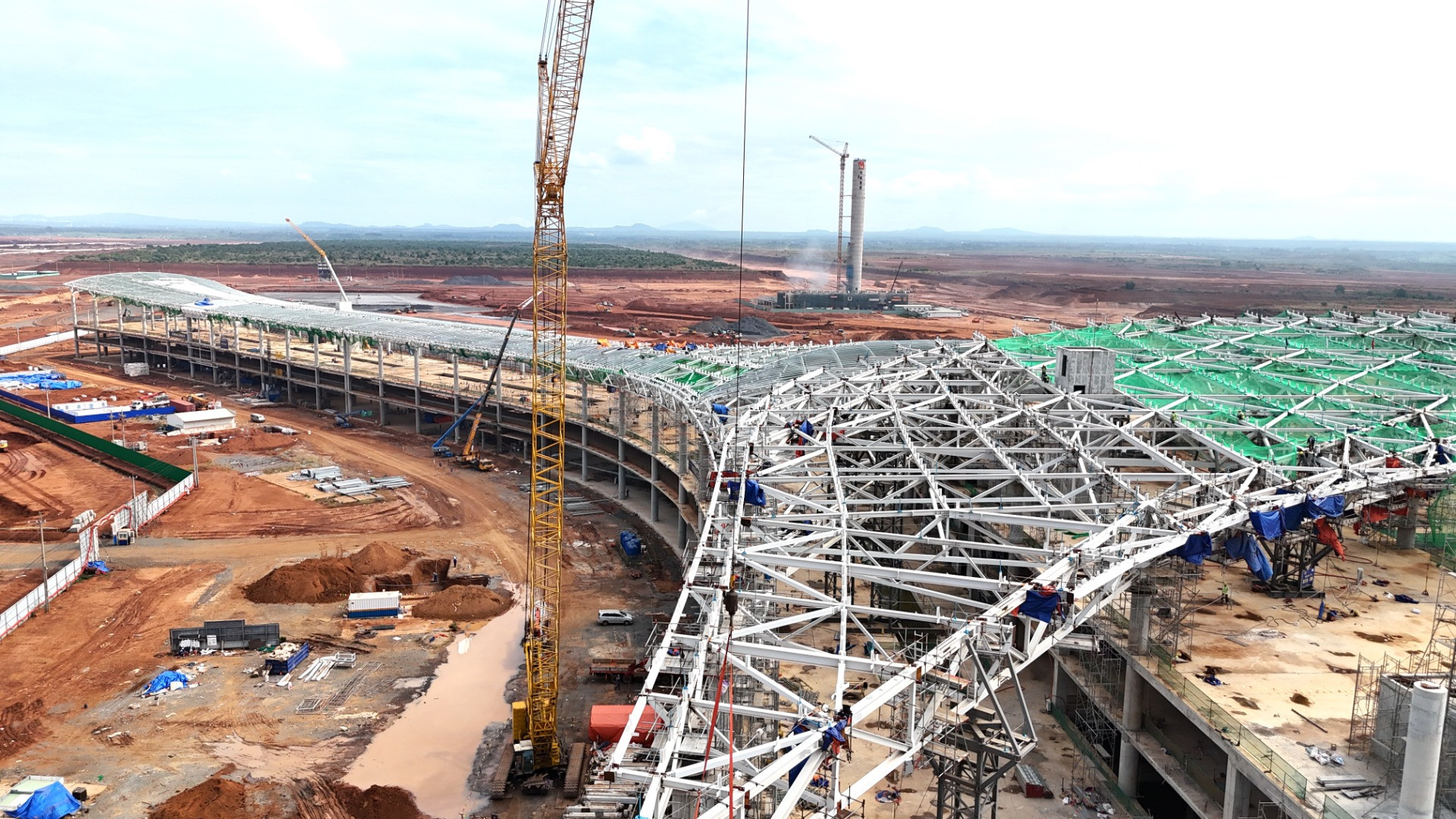 Đối với kết cấu thép nhà ga hành khách đã sản xuất kèo thép chính hoàn thành 100% khu cánh và 61% đối với khu trung tâm.