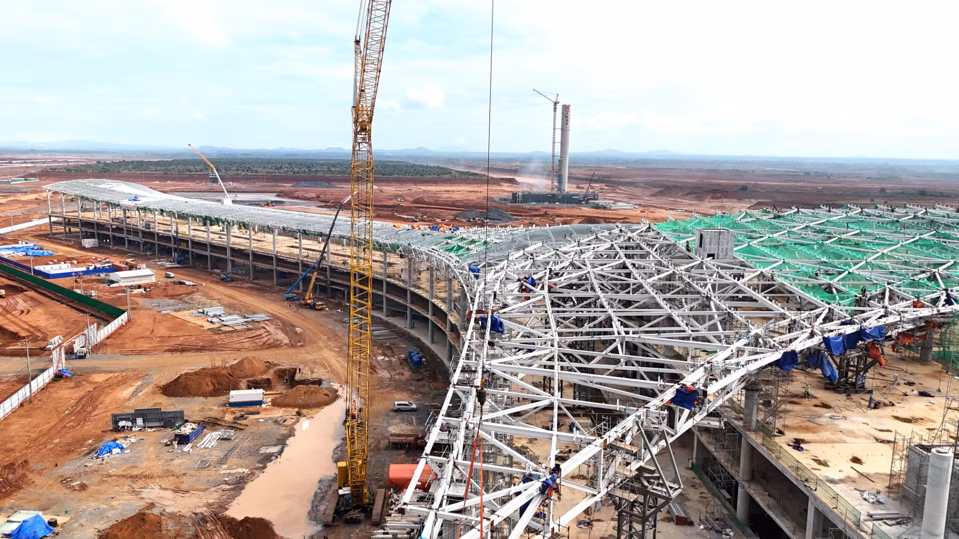 Đối với kết cấu thép nhà ga hành khách đã sản xuất kèo thép chính hoàn thành 100% khu cánh và 61% đối với khu trung tâm.