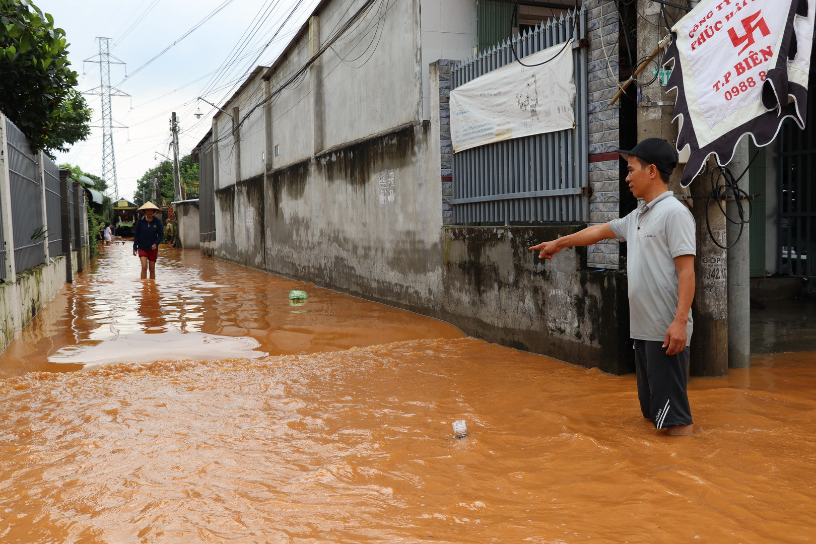 Cuộc sống người dân địa phương bị đảo lộn do nước sông Buông dâng cao, gây ngập diện rộng.