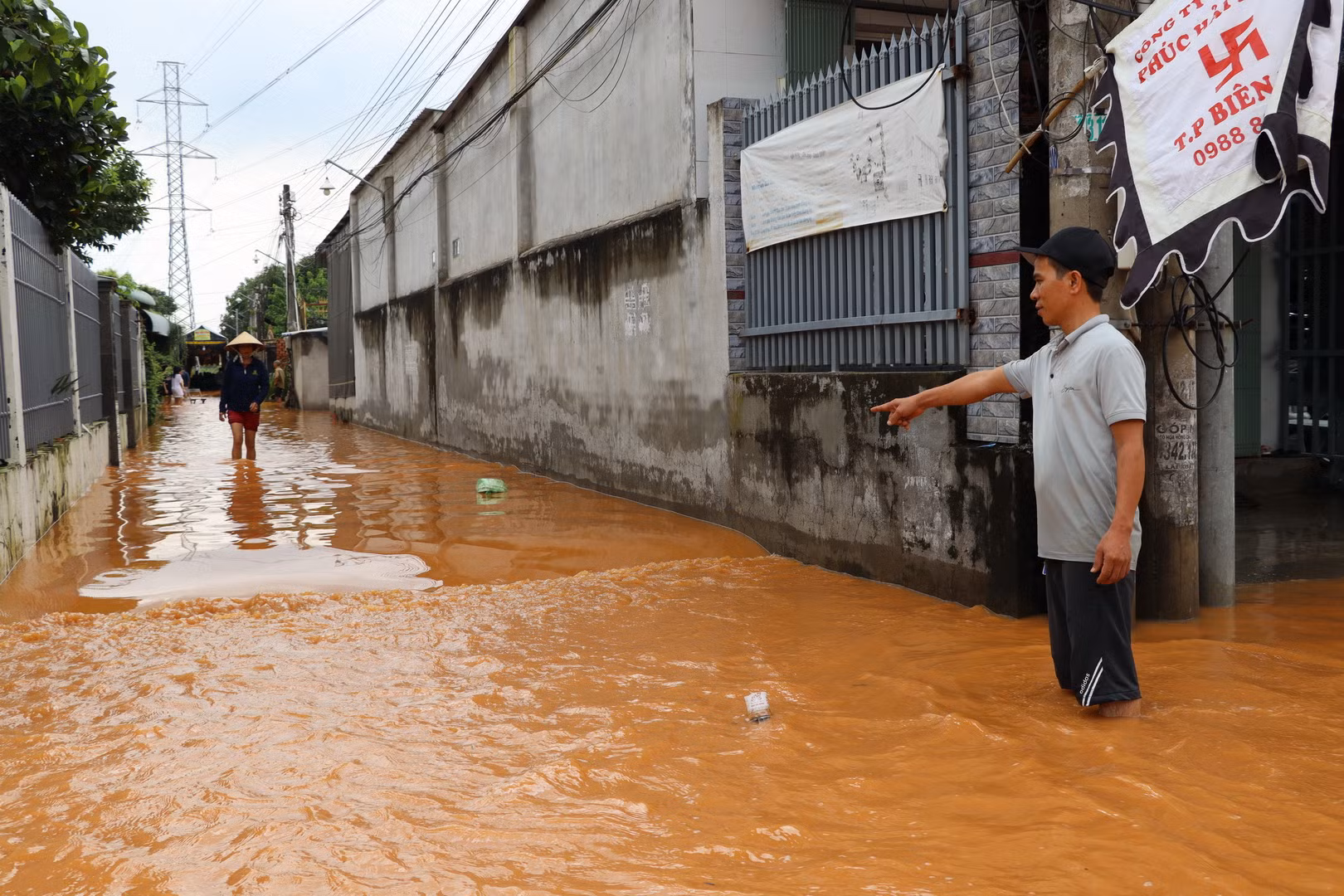 Cuộc sống người dân địa phương bị đảo lộn do nước sông Buông dâng cao, gây ngập diện rộng.