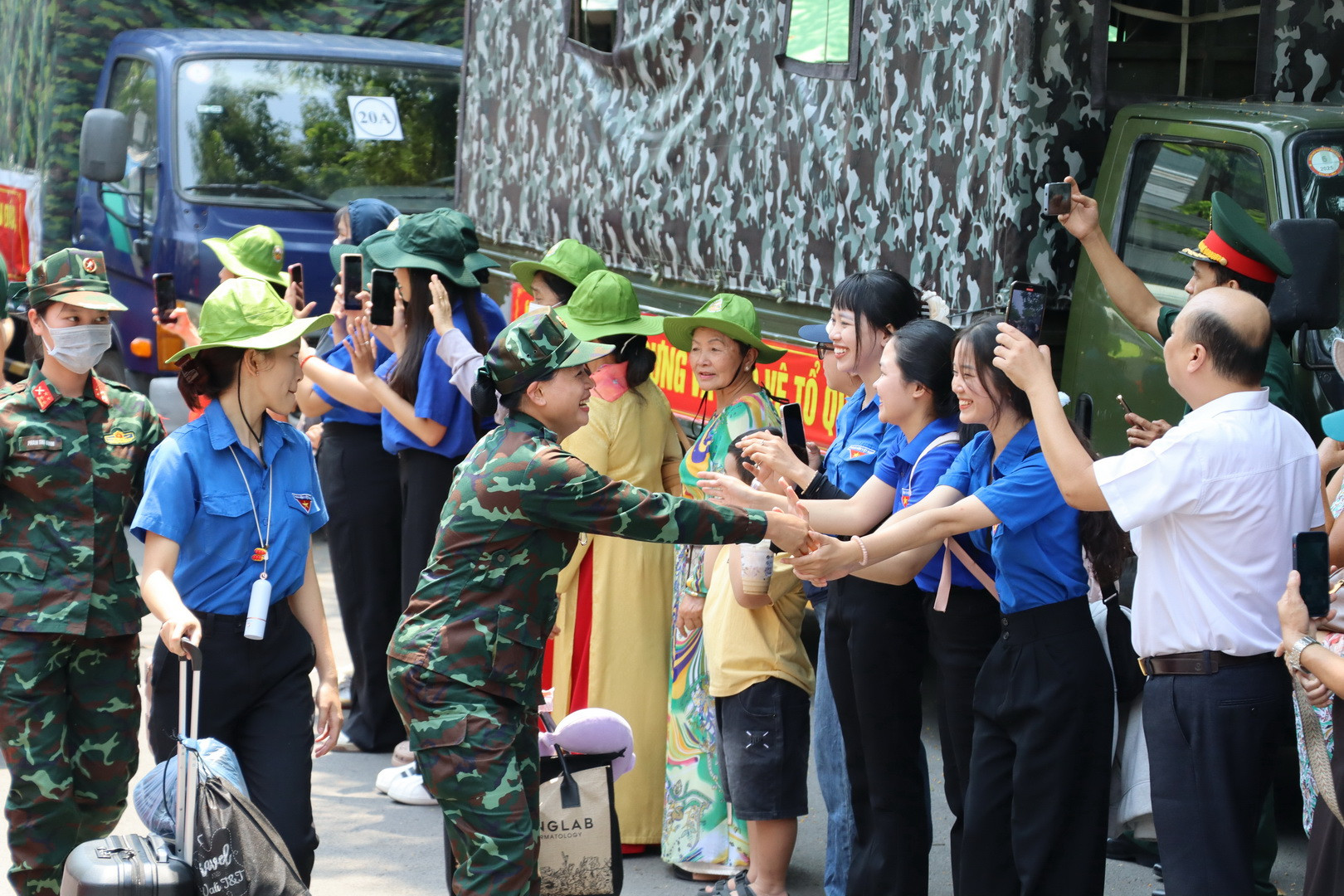 Đoàn viên thanh niên đứng hai bên đường Hưng Đạo Vương, thành phố Biên Hòa đón đoàn diễu binh, diễu hành.