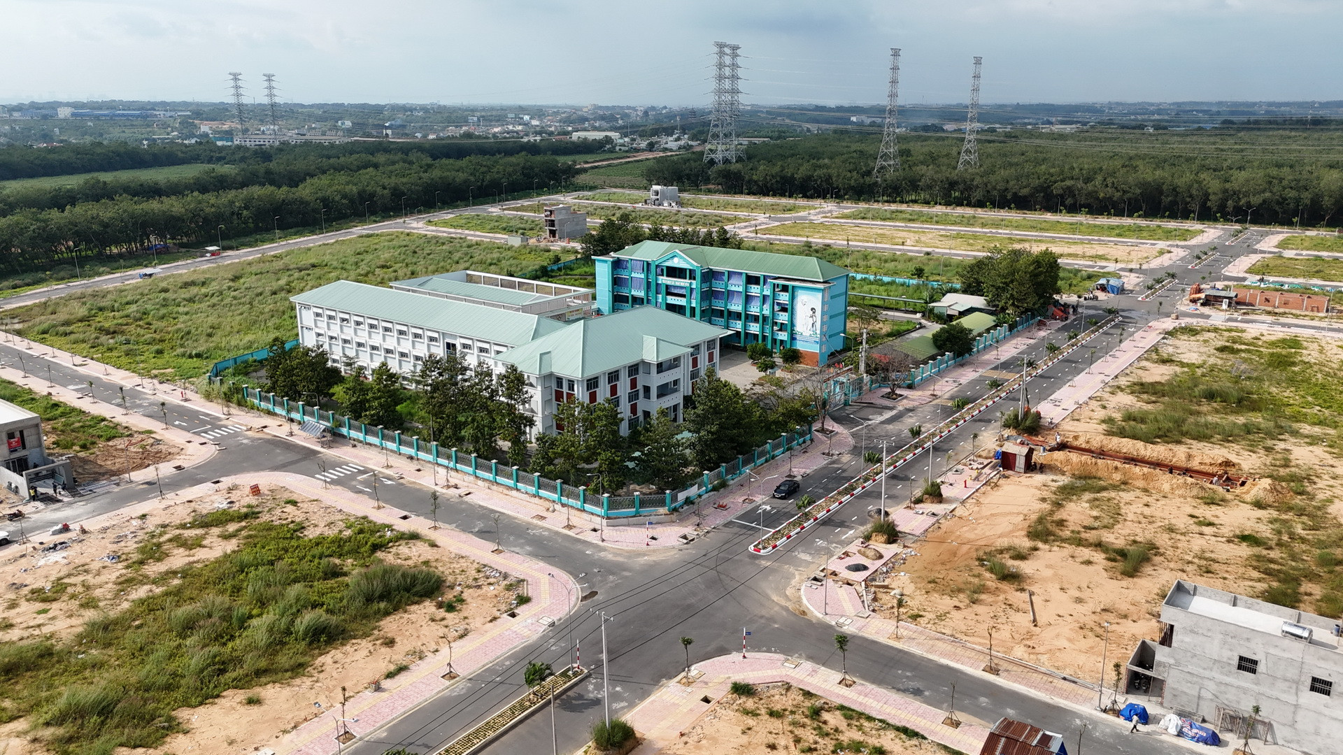 Trong khu tái định cư có một trường học được xây dựng trước đó.