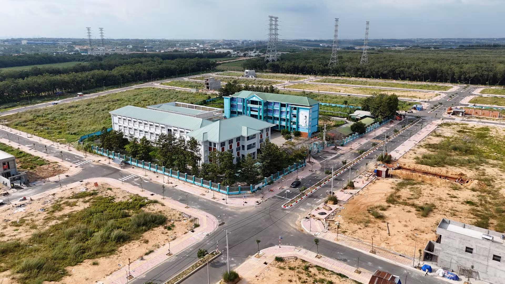 Trong khu tái định cư có một trường học được xây dựng trước đó.