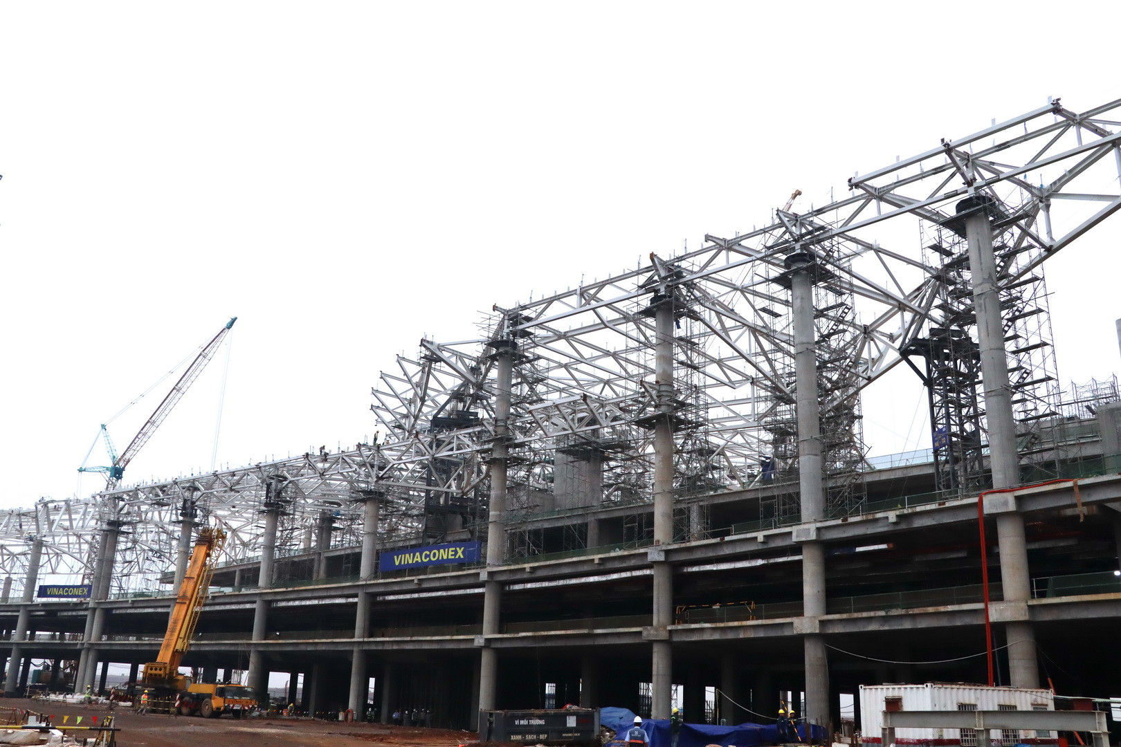 Đối với công tác lắp đặt kết cấu thép mái khung chính được 11.571 tấn/28.240 tấn, đạt 40,97%.