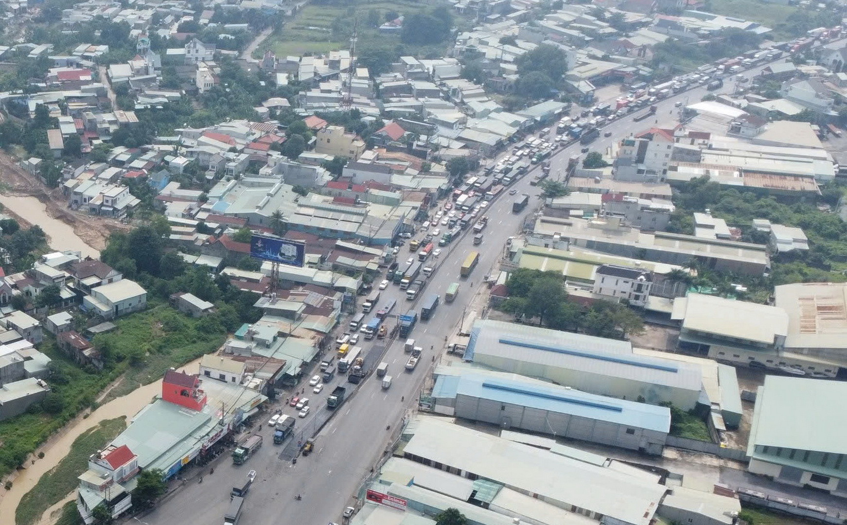 Việc sửa chữa đường khiến giao thông trên Quốc lộ 51 qua khu vực ùn ứ hàng km.