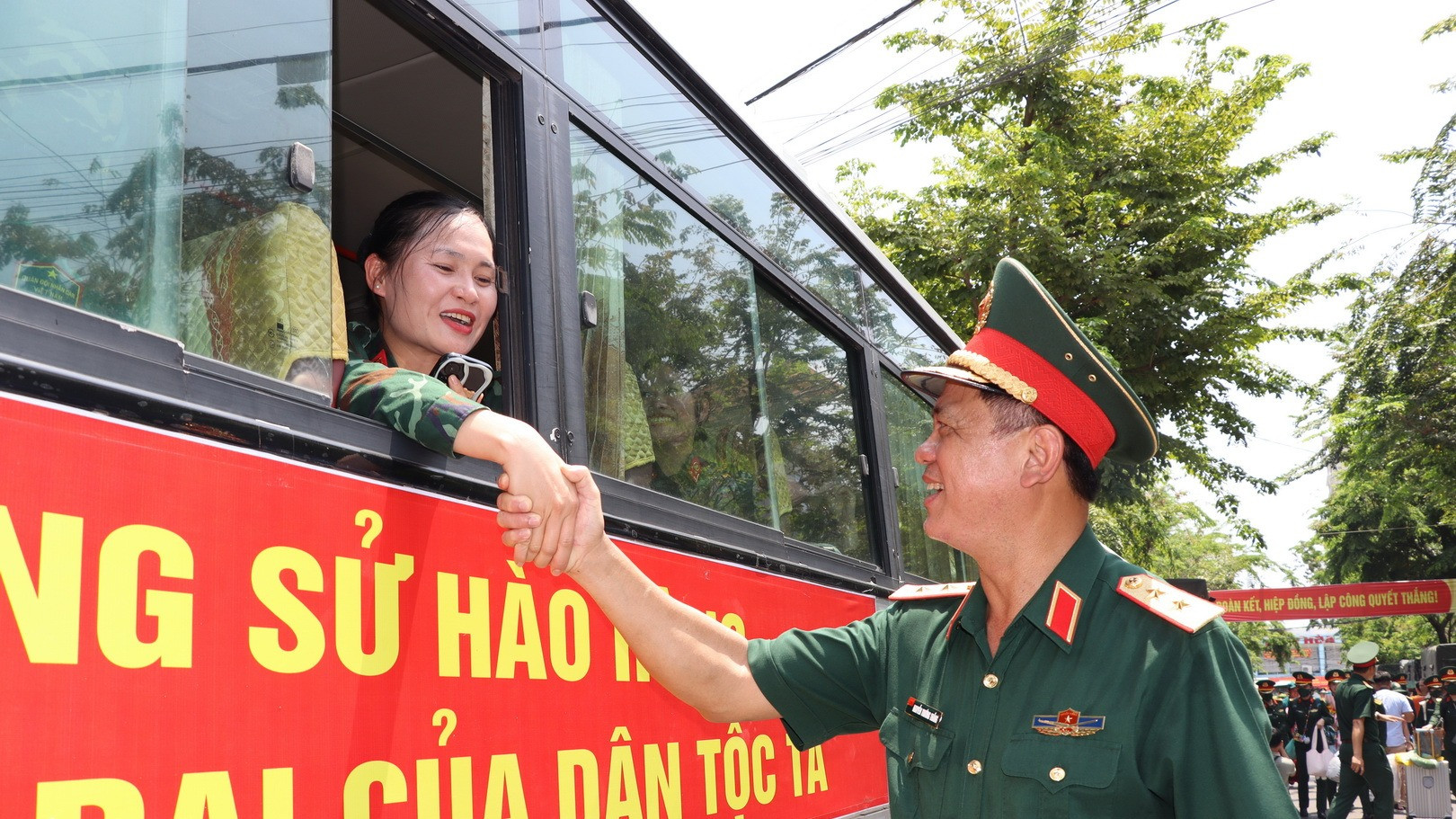 Trung tướng Nguyễn Trường Thắng, Tư lệnh Quân khu 7 động viên nữ chiến sĩ trước khi về đơn vị.