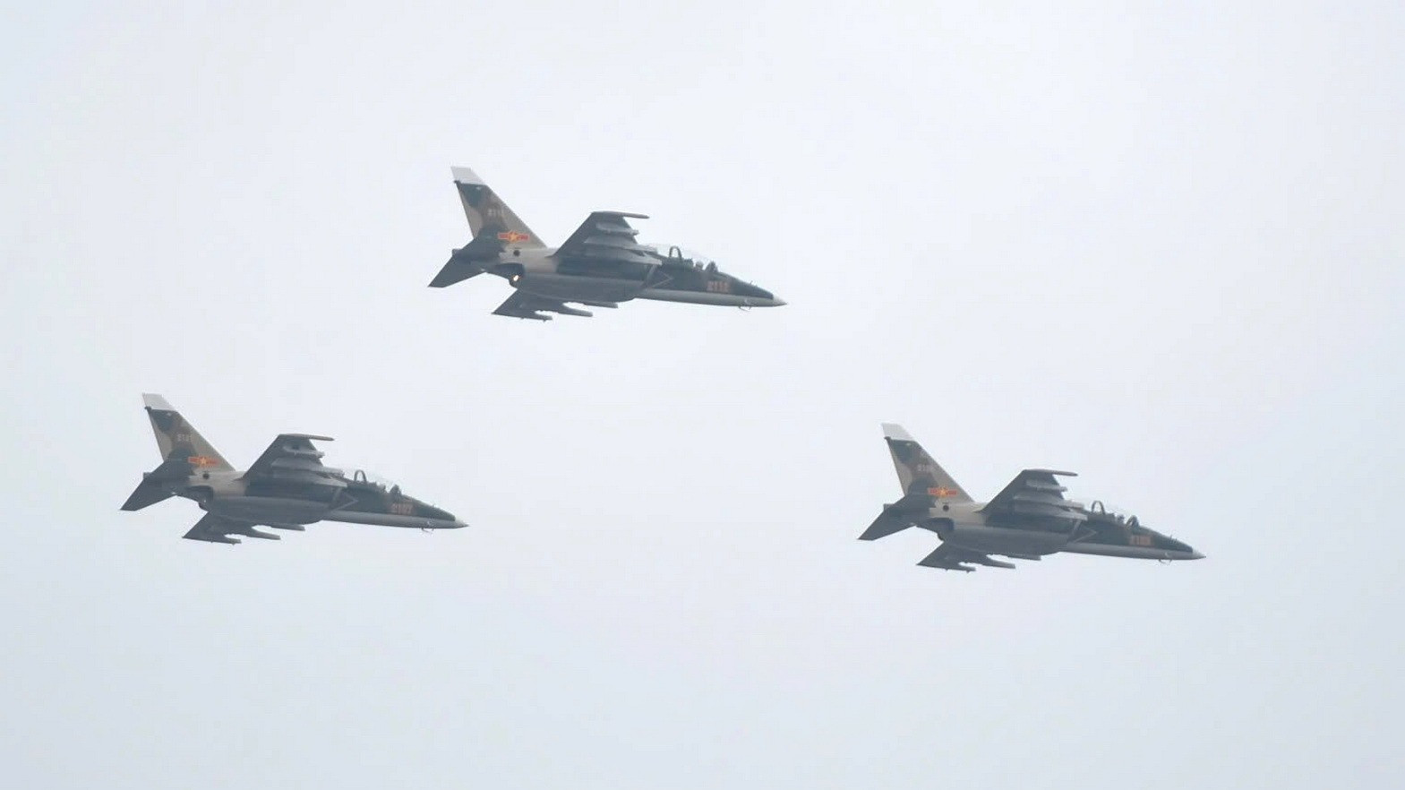 Phi đội 3 máy bay Yak-130 huấn luyện.