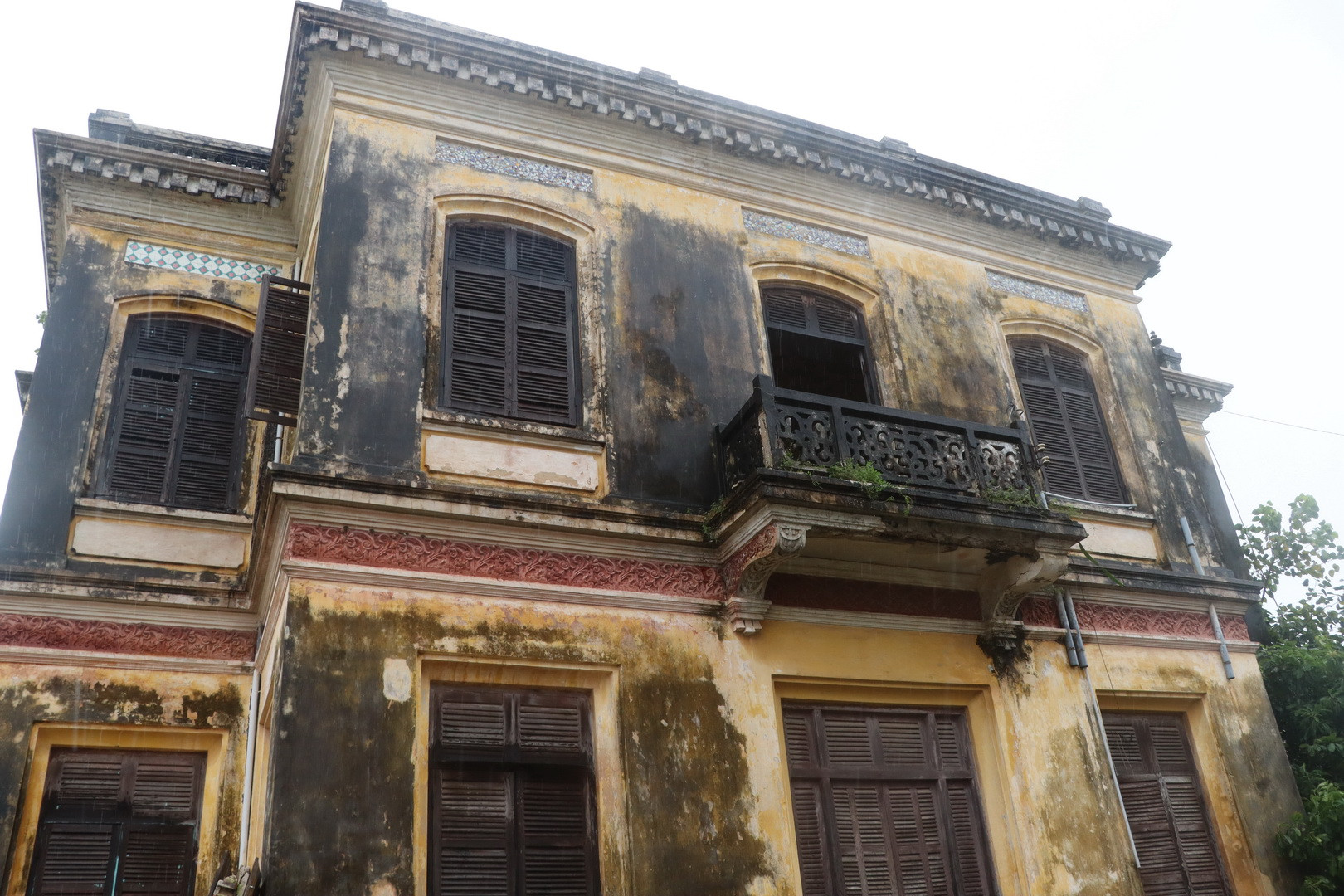 Qua thời gian, bên ngoài ngôi biệt thự úa màu.