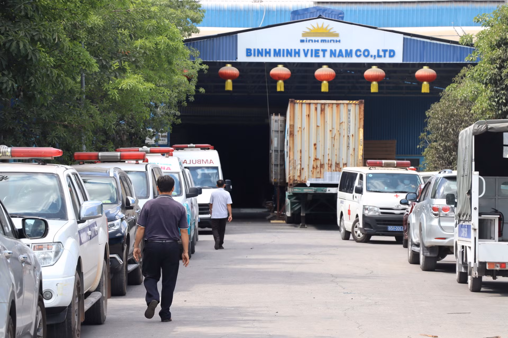 Hơn 10 xe cứu thương được huy động vào khu vực bên trong Công ty Trách nhiệm hữu hạn gỗ Bình Minh để đưa người đi cấp cứu.