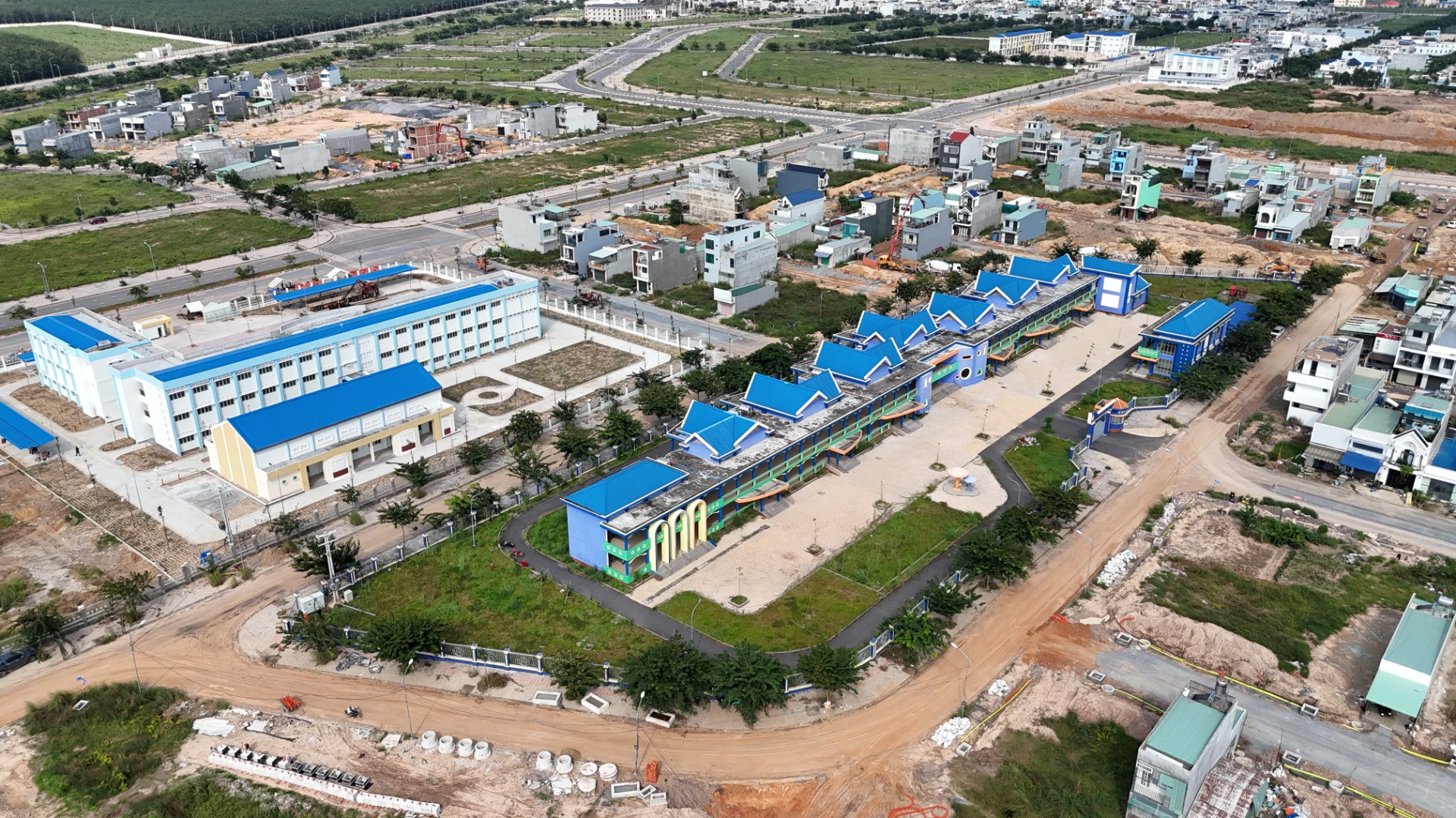 Dự án thành phần xây dựng hệ thống hạ tầng xã hội khu tái định cư Lộc An-Bình Sơn có 11 gói thầu xây dựng tương ứng với 11 công trình. Nhiều trường học đã đi vào hoạt động, một số trường học, chợ đang tiếp tục thi công.