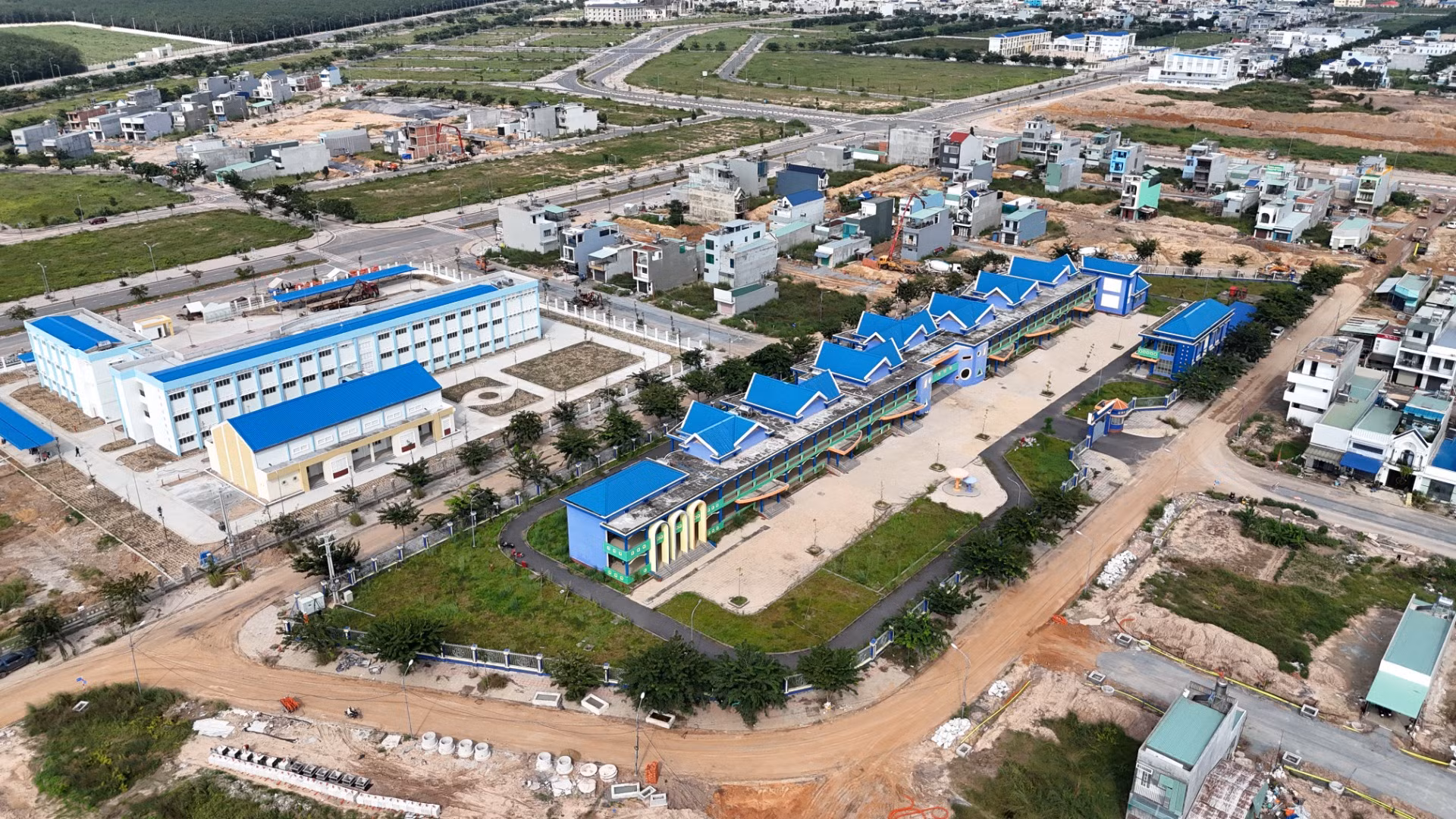 Dự án thành phần xây dựng hệ thống hạ tầng xã hội khu tái định cư Lộc An-Bình Sơn có 11 gói thầu xây dựng tương ứng với 11 công trình. Nhiều trường học đã đi vào hoạt động, một số trường học, chợ đang tiếp tục thi công. Dự án thành phần xây dựng hệ thống hạ tầng xã hội khu tái định cư Lộc An-Bình Sơn có 11 gói thầu xây dựng tương ứng với 11 công trình. Nhiều trường học đã đi vào hoạt động, một số trường học, chợ đang tiếp tục thi công.