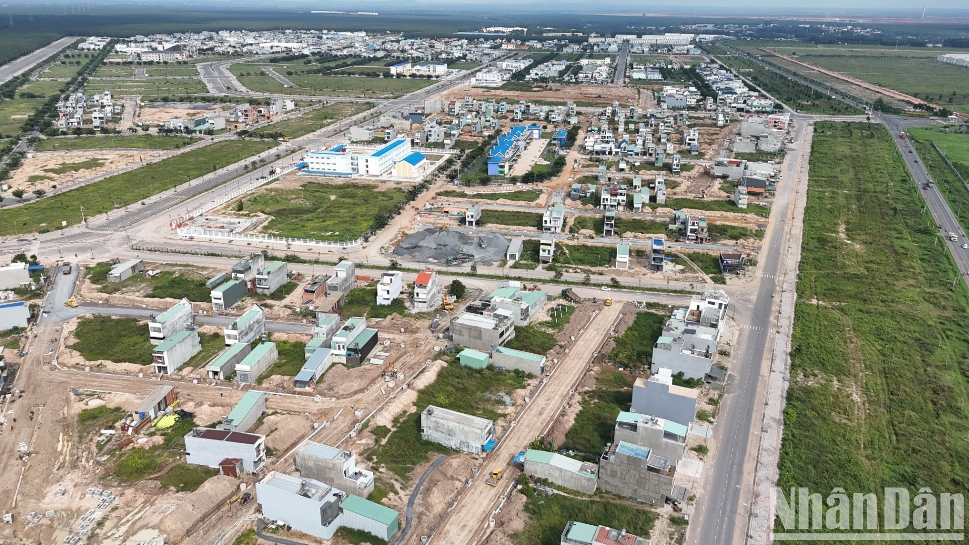 Đến nay, dự án thành phần xây dựng hệ thống hạ tầng kỹ thuật khu tái định cư Lộc An-Bình Sơn 21 gói thầu đã hoàn thành.