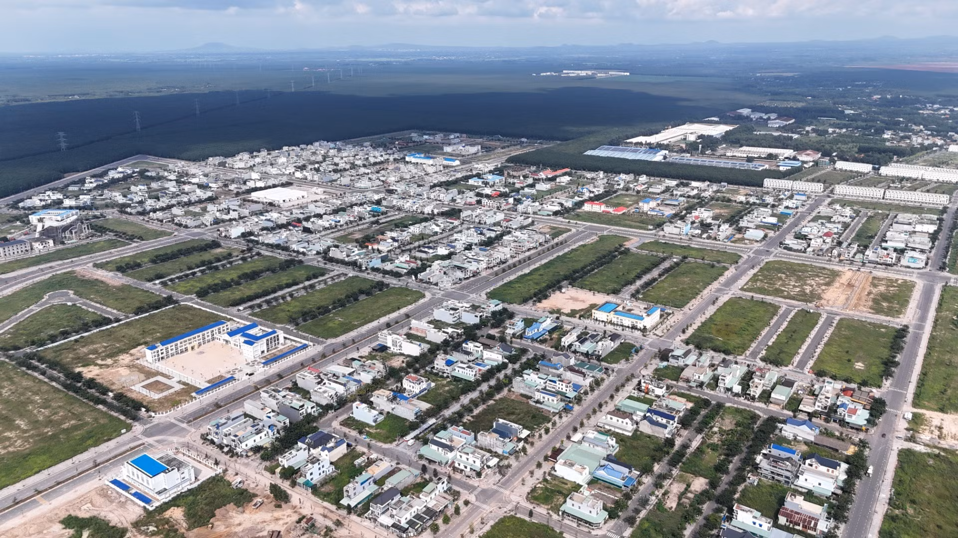 Khu tái định cư Lộc An-Bình Sơn có diện tích hơn 280ha tại huyện Long Thành, tỉnh Đồng Nai, bố trí hơn 5.000 lô đất. Dự án được khởi công tháng 4/2020 và đưa vào sử dụng cuối năm 2021, phục vụ tái định cư cho người dân nhường đất làm sân bay Long Thành. Khu tái định cư Lộc An-Bình Sơn có diện tích hơn 280ha tại huyện Long Thành, tỉnh Đồng Nai, bố trí hơn 5.000 lô đất. Dự án được khởi công tháng 4/2020 và đưa vào sử dụng cuối năm 2021, phục vụ tái định cư cho người dân nhường đất làm sân bay Long Thành.