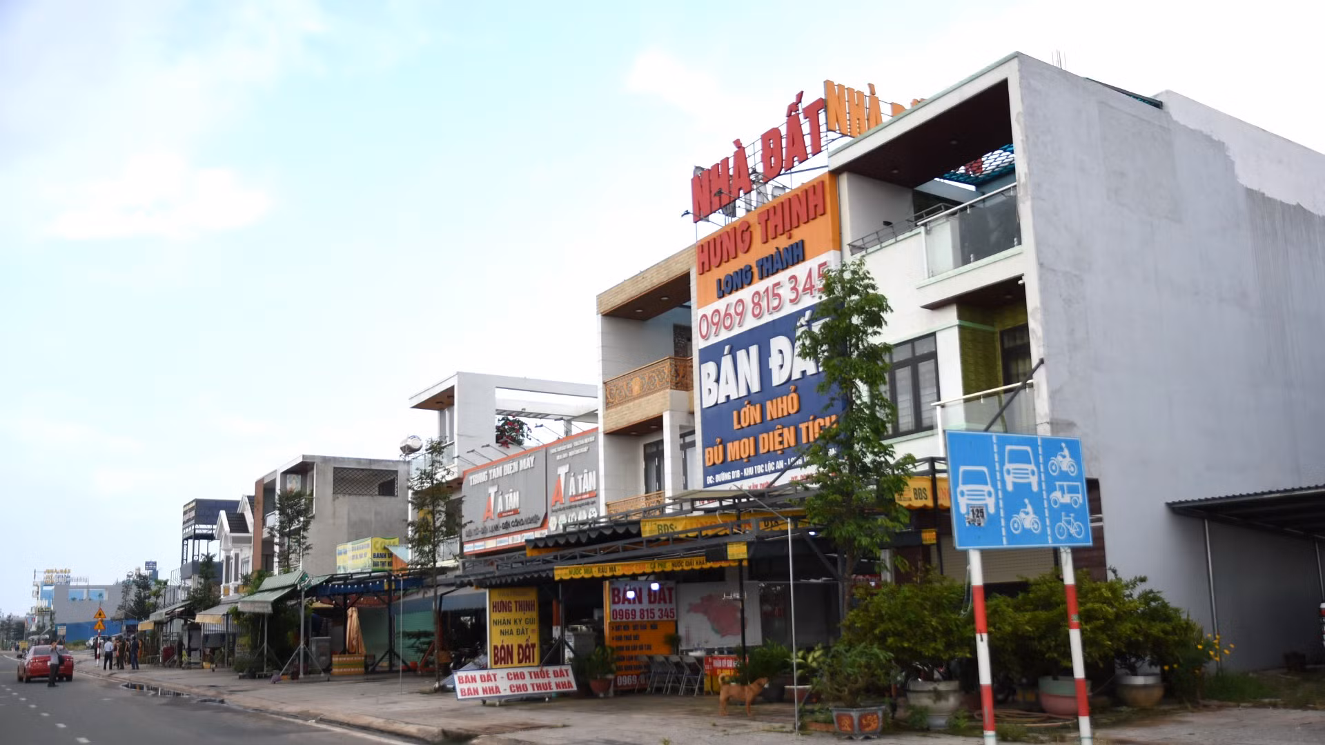 Một góc khu tái định cư Lộc An-Bình Sơn với nhà cửa được xây dựng khang trang. Một góc khu tái định cư Lộc An-Bình Sơn với nhà cửa được xây dựng khang trang.