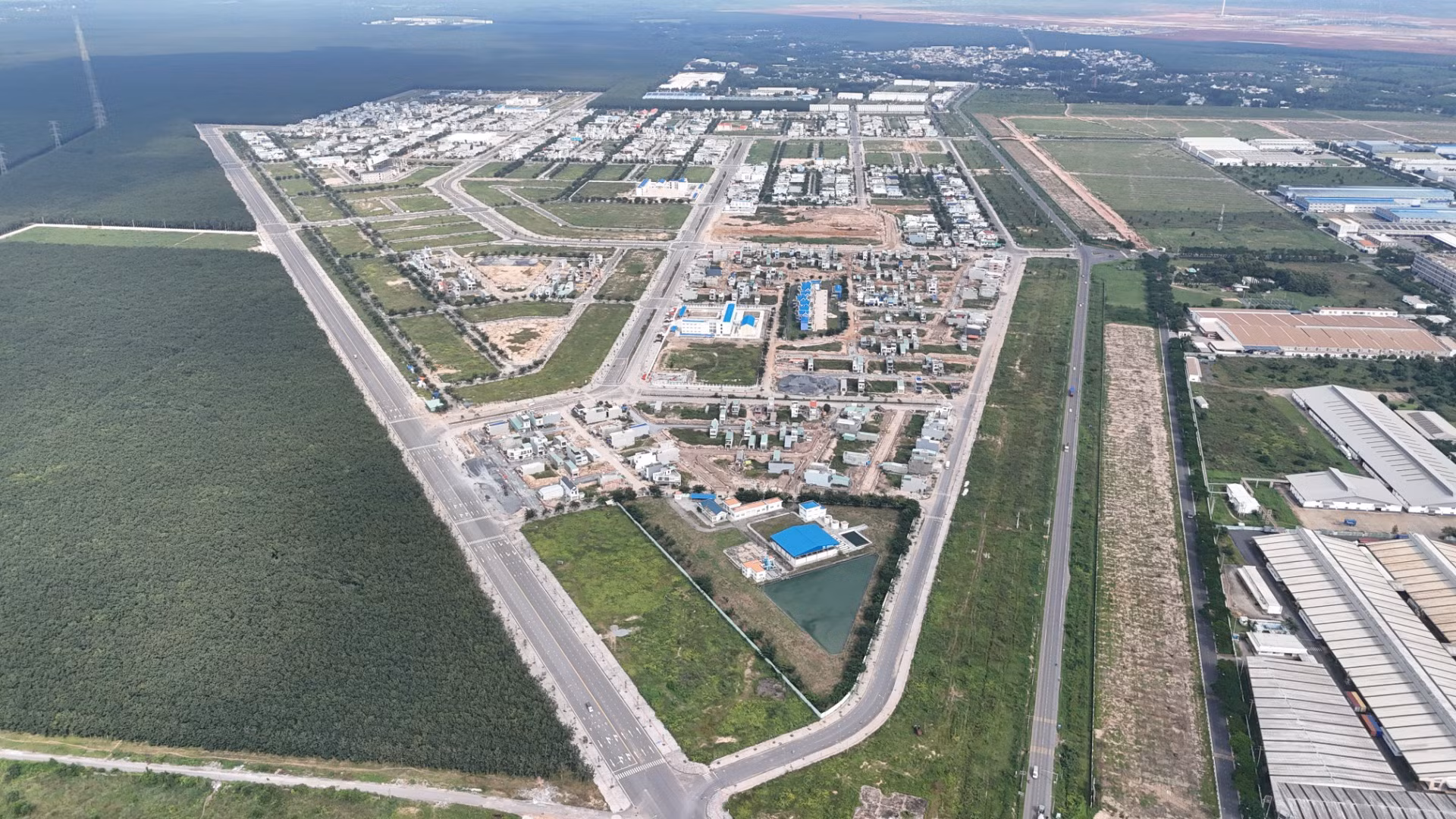 Khu tái định cư với 2 dự án thành phần là xây dựng hệ thống hạ tầng kỹ thuật và xây dựng hệ thống hạ tầng xã hội. Khu tái định cư với 2 dự án thành phần là xây dựng hệ thống hạ tầng kỹ thuật và xây dựng hệ thống hạ tầng xã hội.