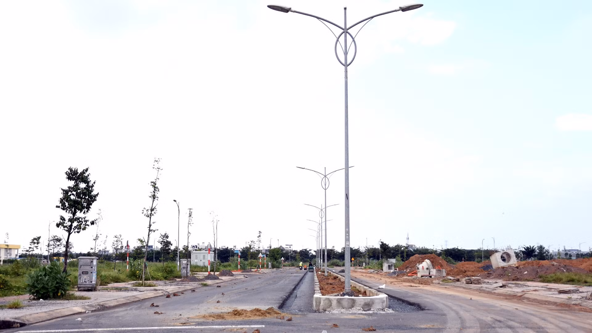 Một tuyến đường trong khu tái định cư tiếp tục được hoàn thiện. Một tuyến đường trong khu tái định cư tiếp tục được hoàn thiện.