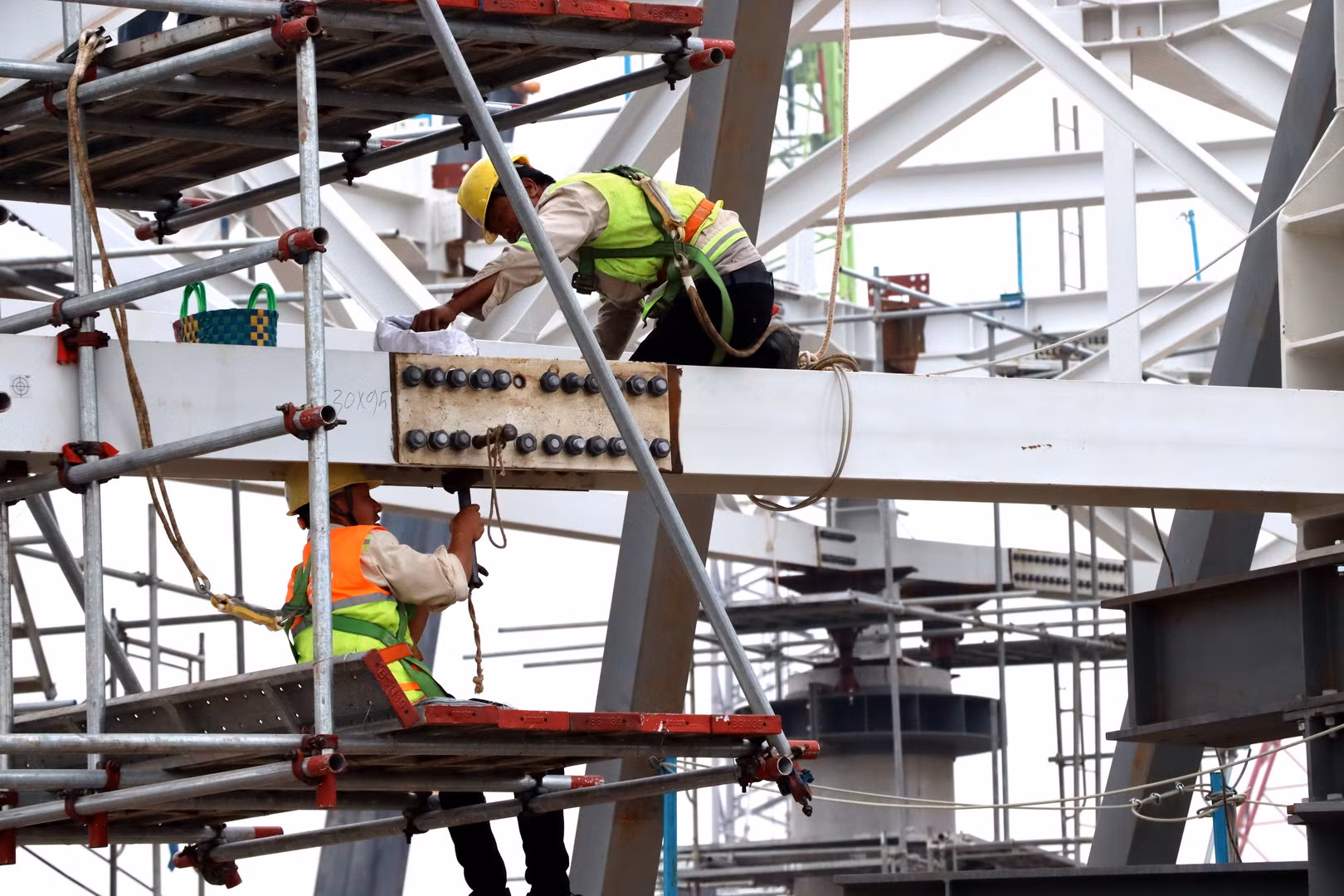 Tổng công ty Cảng hàng không Việt Nam, đơn vị chủ đầu tư giai đoạn 1 sân bay Long Thành cho biết, phần khung thép kết cấu mái nhà ga hành khách nặng khoảng 32 nghìn tấn. Tổng công ty Cảng hàng không Việt Nam, đơn vị chủ đầu tư giai đoạn 1 sân bay Long Thành cho biết, phần khung thép kết cấu mái nhà ga hành khách nặng khoảng 32 nghìn tấn.