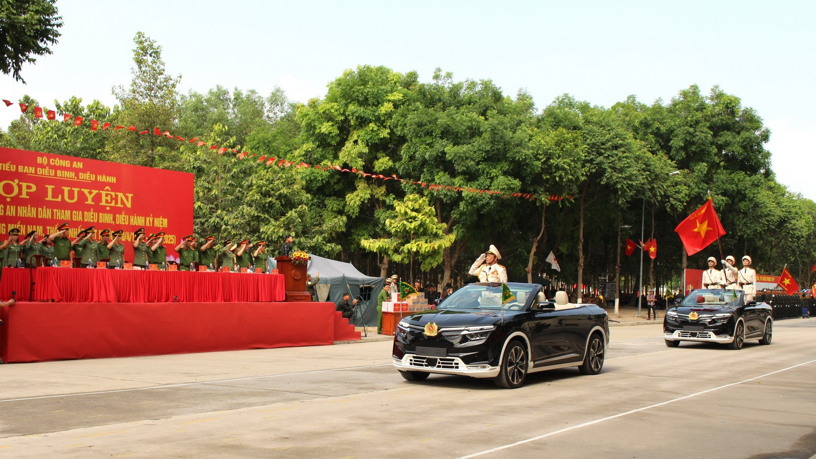 Chiều 26/3, Tiểu ban diễu binh, diễu hành Bộ Công an tổ chức hợp luyện các lực lượng Công an nhân dân tham gia diễu binh diễu hành kỷ niệm 50 năm Ngày Giải phóng miền nam, thống nhất đất nước.