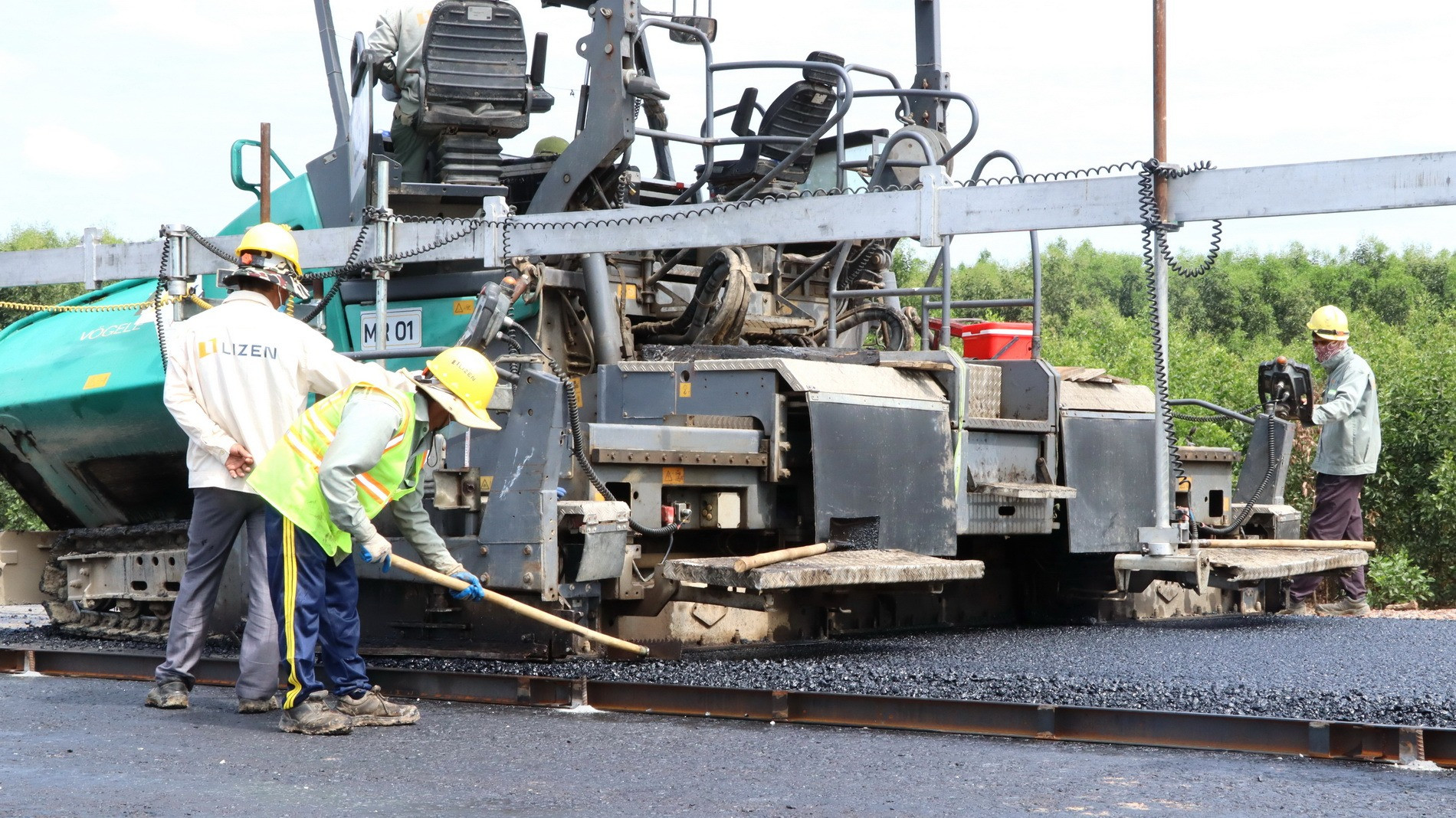 Trước đó, với tiến độ bàn giao mặt bằng của chủ đầu tư, điều kiện thời tiết nắng nóng thuận lợi cho thi công, đơn vị thi công tập trung thiết bị máy móc, bố trí làm 3 ca, 4 kíp, bảo đảm tiến độ đề ra.