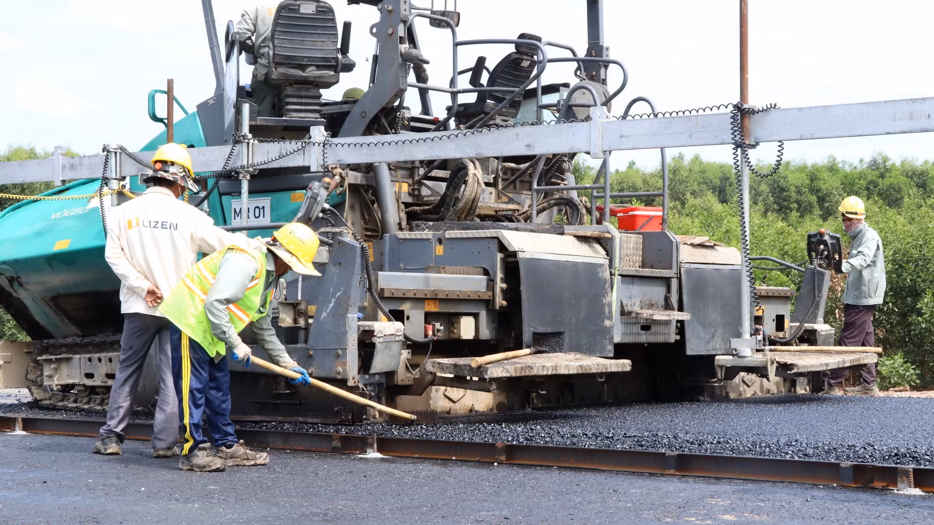Trước đó, với tiến độ bàn giao mặt bằng của chủ đầu tư, điều kiện thời tiết nắng nóng thuận lợi cho thi công, đơn vị thi công tập trung thiết bị máy móc, bố trí làm 3 ca, 4 kíp, bảo đảm tiến độ đề ra.
