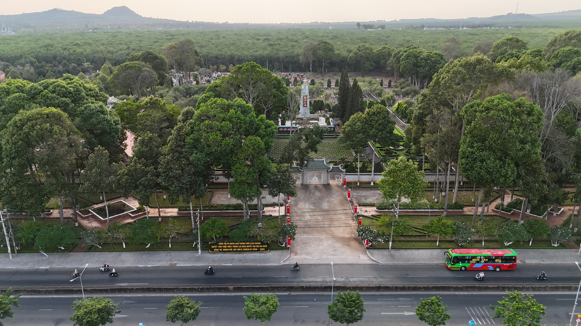 Nghĩa trang Long Khánh, nơi yên nghỉ của các anh hùng liệt sĩ nằm cạnh Tượng đài Chiến thắng Long Khánh ngay mặt tiền Quốc lộ 1A với ba phía bao phủ bởi cây xanh.