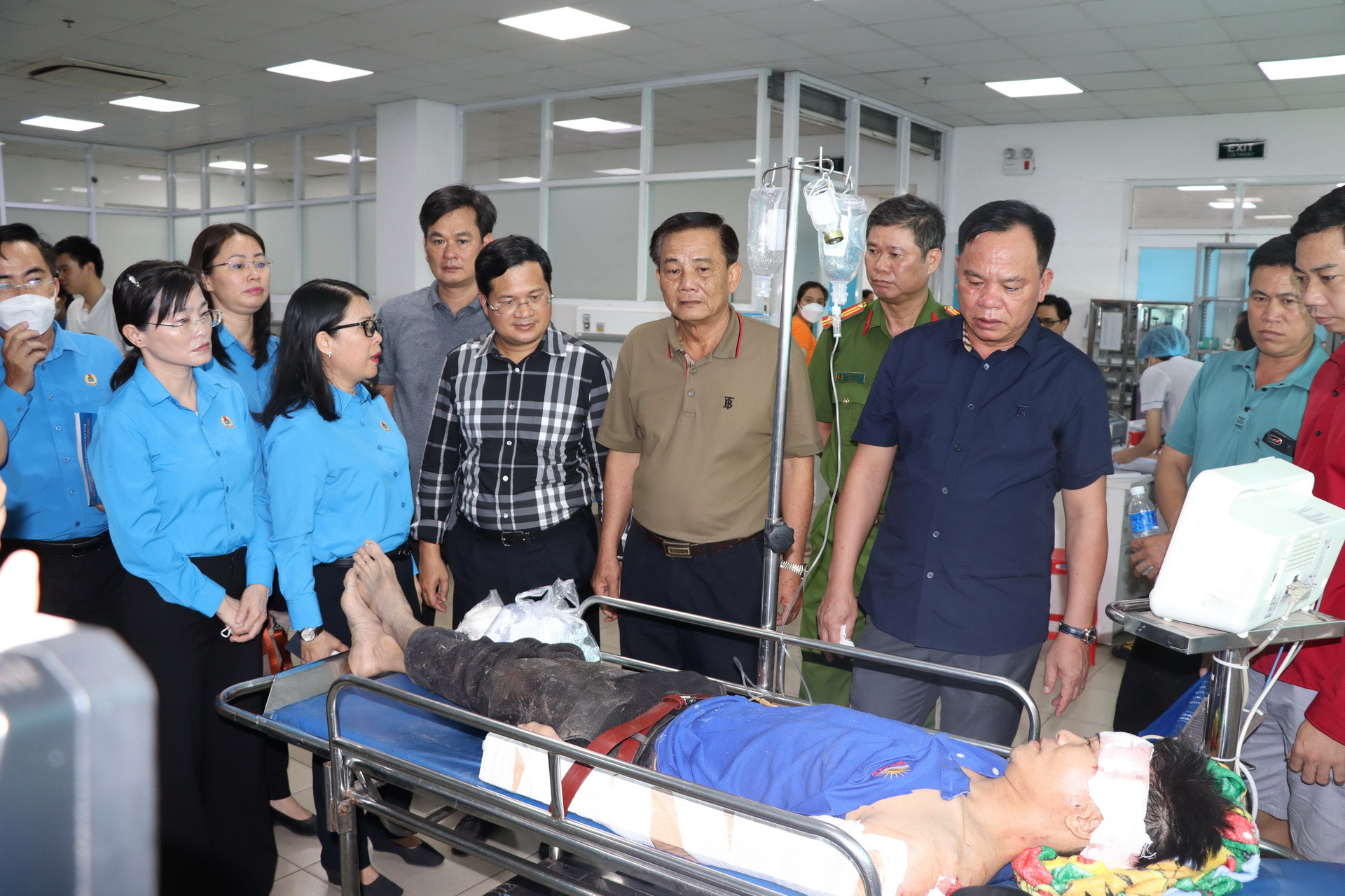 Lãnh đạo tỉnh Đồng Nai và các sở, ngành, huyện Vĩnh Cửu đến Bệnh viện đa khoa Thống Nhất thăm người bị thương vụ nổ.