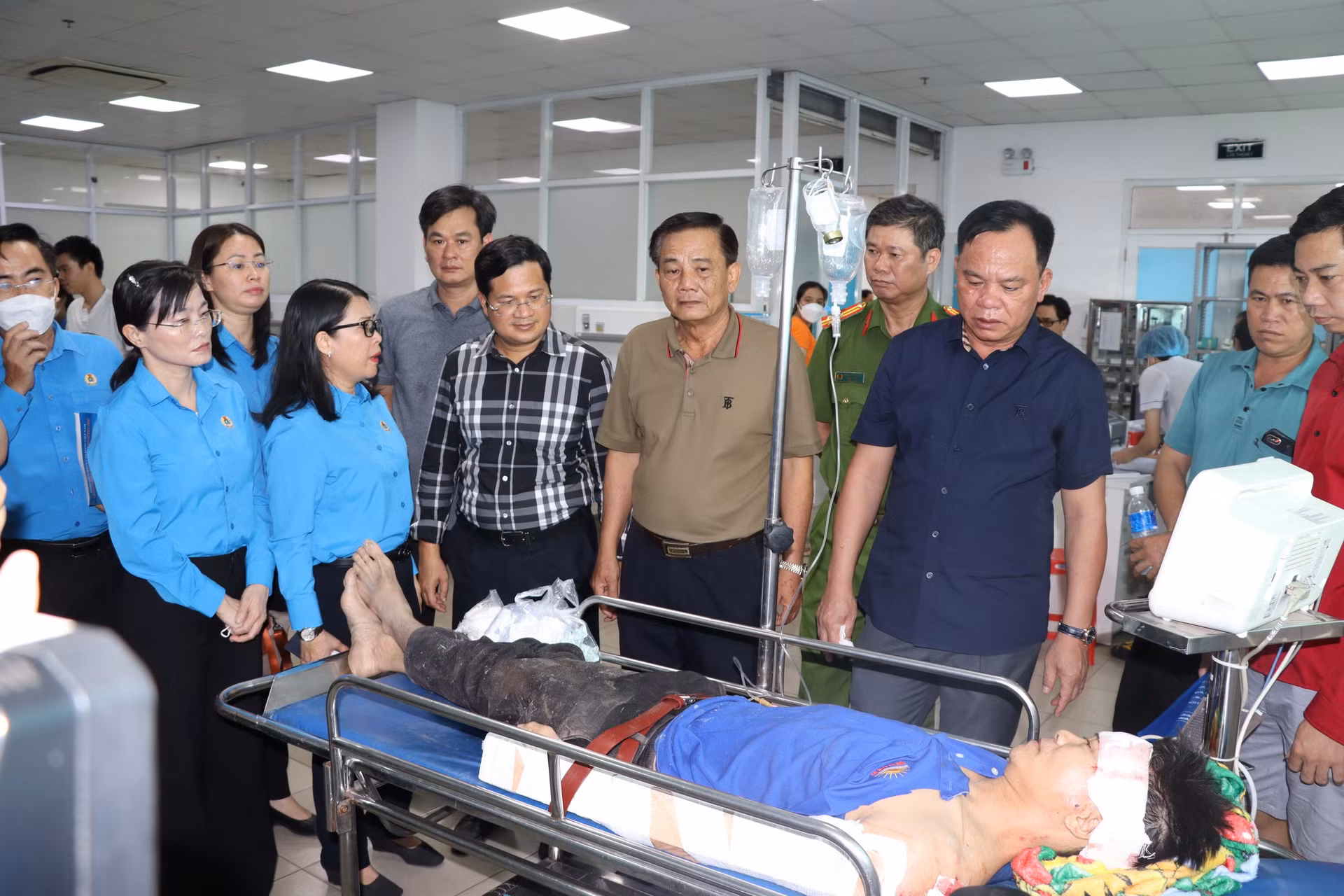 Lãnh đạo tỉnh Đồng Nai và các sở, ngành, huyện Vĩnh Cửu đến Bệnh viện đa khoa Thống Nhất thăm người bị thương vụ nổ.