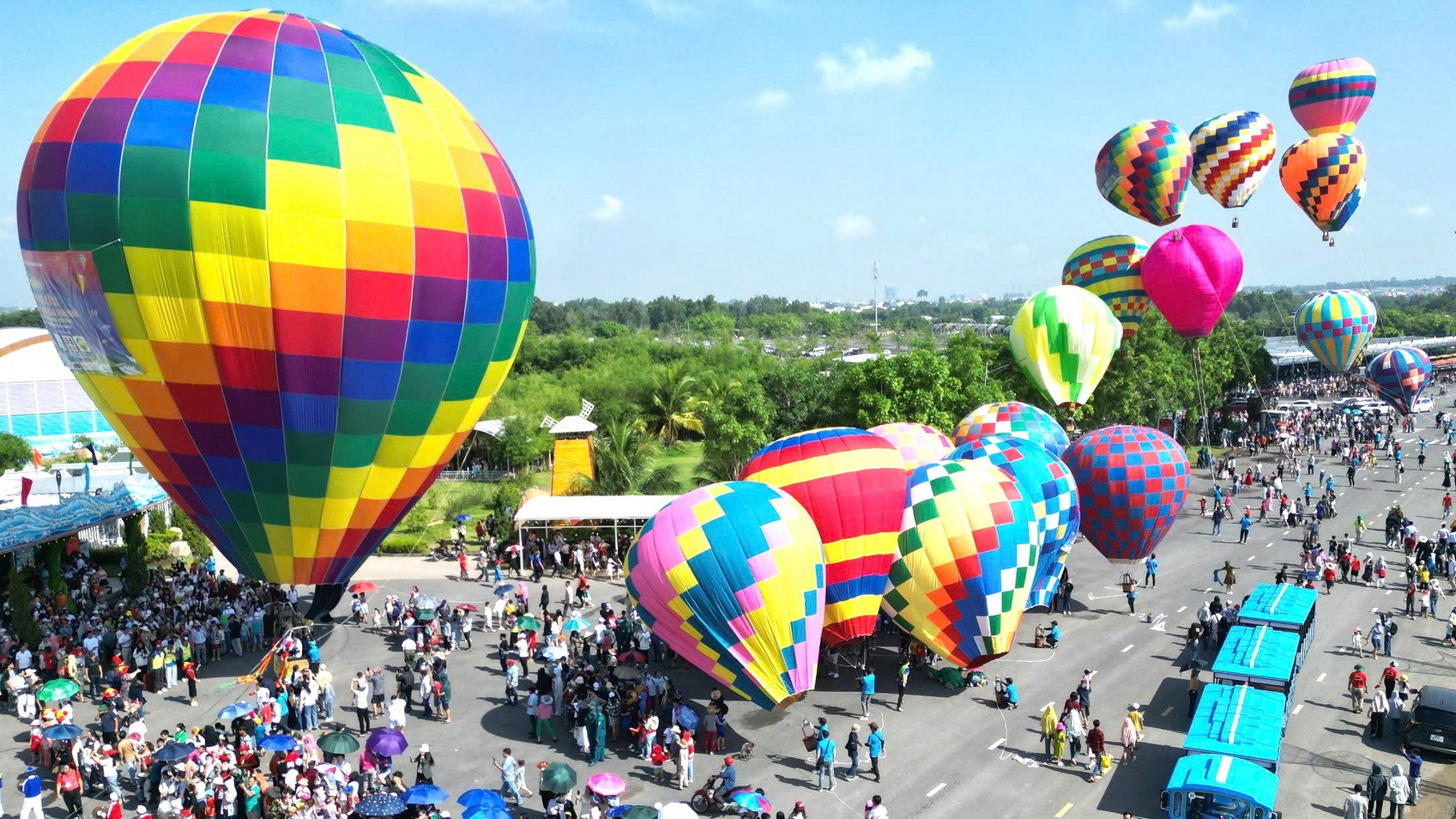 Festival quy tụ 50 khinh khí cầu tượng trưng cho 50 năm Giải phóng miền nam, thống nhất đất nước. 