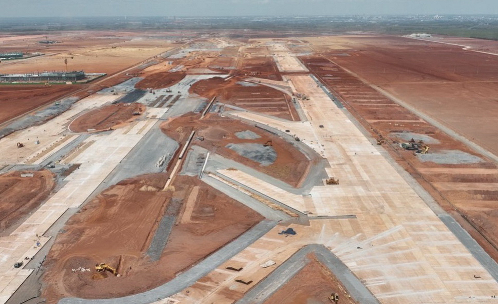 Trong khi đó, đường cất hạ cánh đường lăn sân đỗ máy bay, đường giao thông kết nối T1, T2 cũng đang bước vào giai đoạn tăng tốc, tạo đồng bộ của đại công trường.