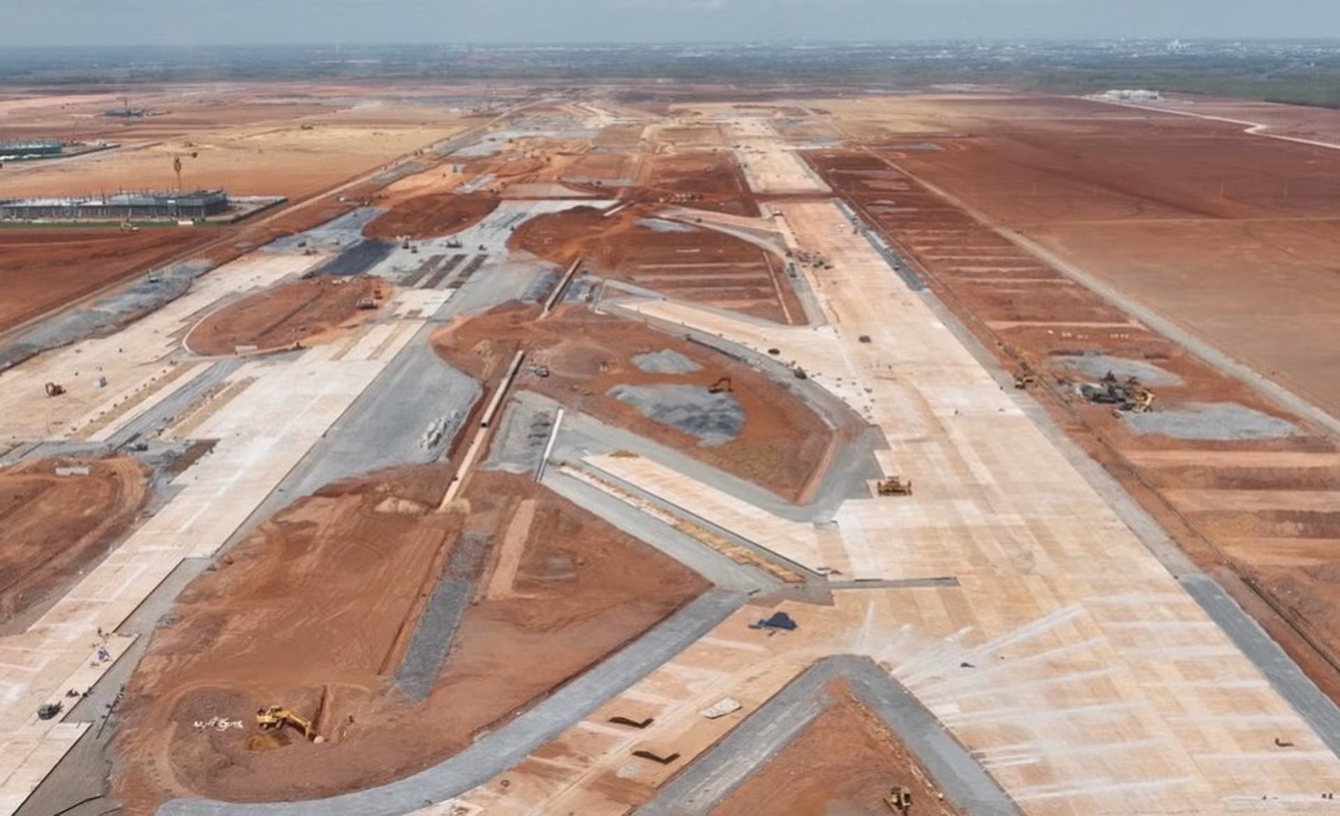 Trong khi đó, đường cất hạ cánh đường lăn sân đỗ máy bay, đường giao thông kết nối T1, T2 cũng đang bước vào giai đoạn tăng tốc, tạo đồng bộ của đại công trường.