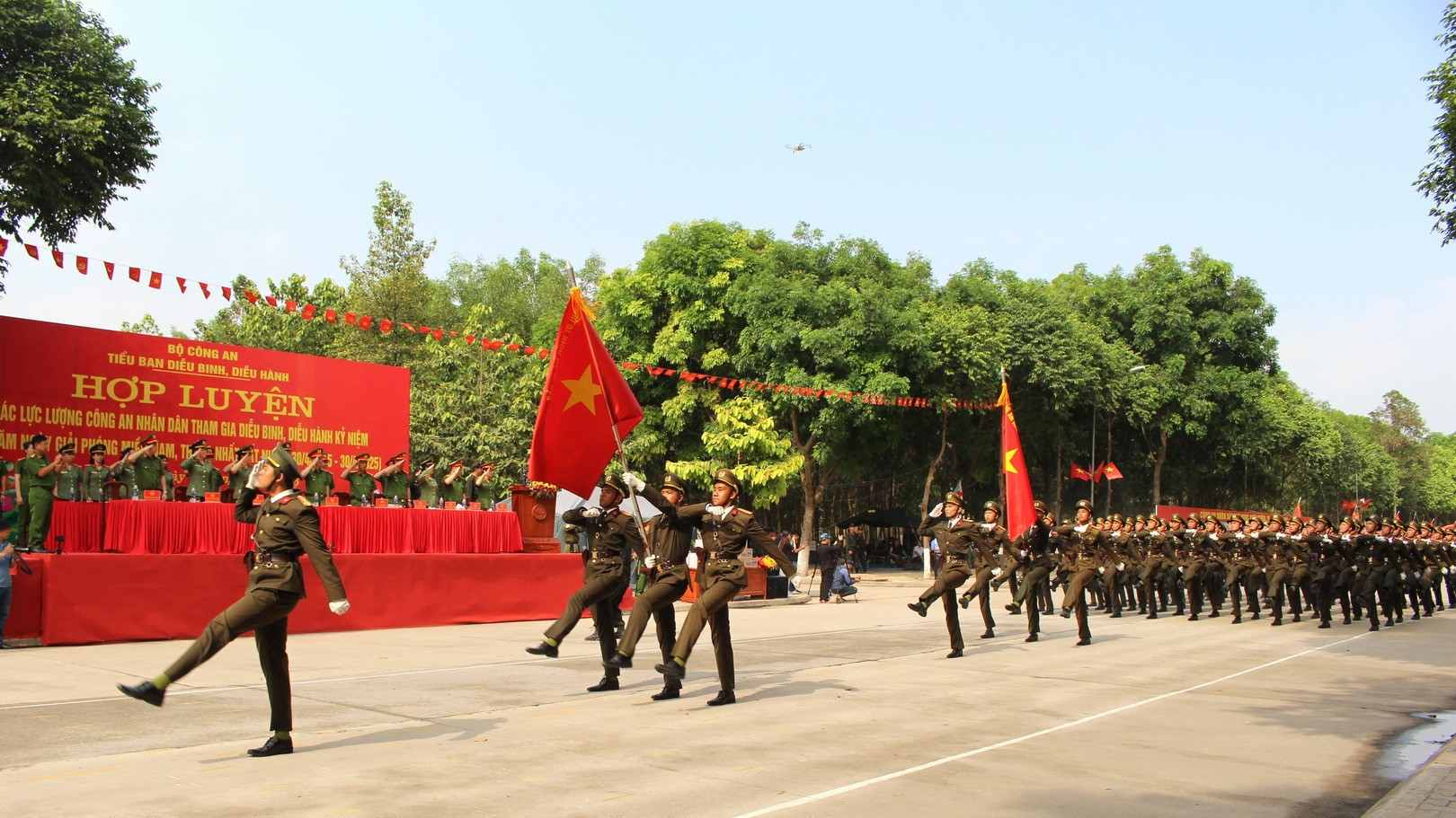 Khối nam sĩ quan An ninh nhân dân hợp luyện.