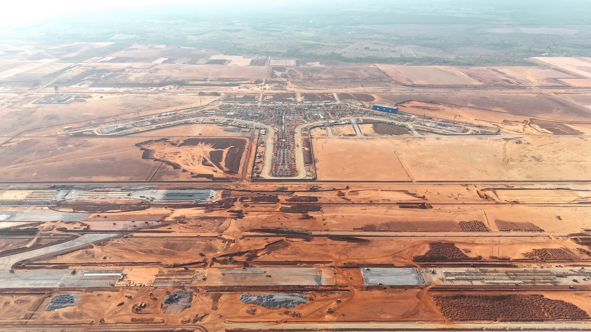 Hiện nay, tại 6 gói thầu thi công dự án xây dựng sân bay Long Thành có khoảng 5.000 người đang làm việc. Thời gian tới, khối lượng công việc sẽ tiếp tục tăng cao nên đại công trường sẽ có khoảng 20.000 người và 10.000 đầu thiết bị. Điều này cũng đặt ra yêu cầu bảo đảm an ninh, an toàn cho dự án trọng điểm quốc gia đặc biệt quan trọng này ngày càng nghiêm ngặt hơn.