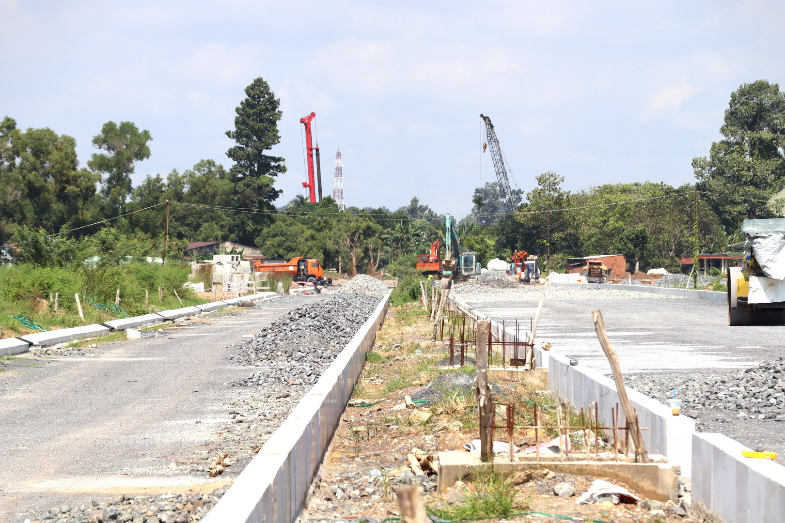Tuy nhiên, dự án quan trọng này đang triển khai ì ạch, chậm tiến độ so với kế hoạch đề ra. Tuy nhiên, dự án quan trọng này đang triển khai ì ạch, chậm tiến độ so với kế hoạch đề ra.